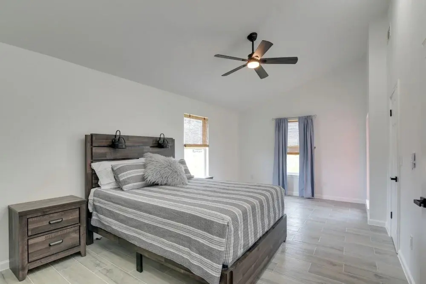 9 Mi to Crystal Beach: Pet-friendly Apt w/ Balcony