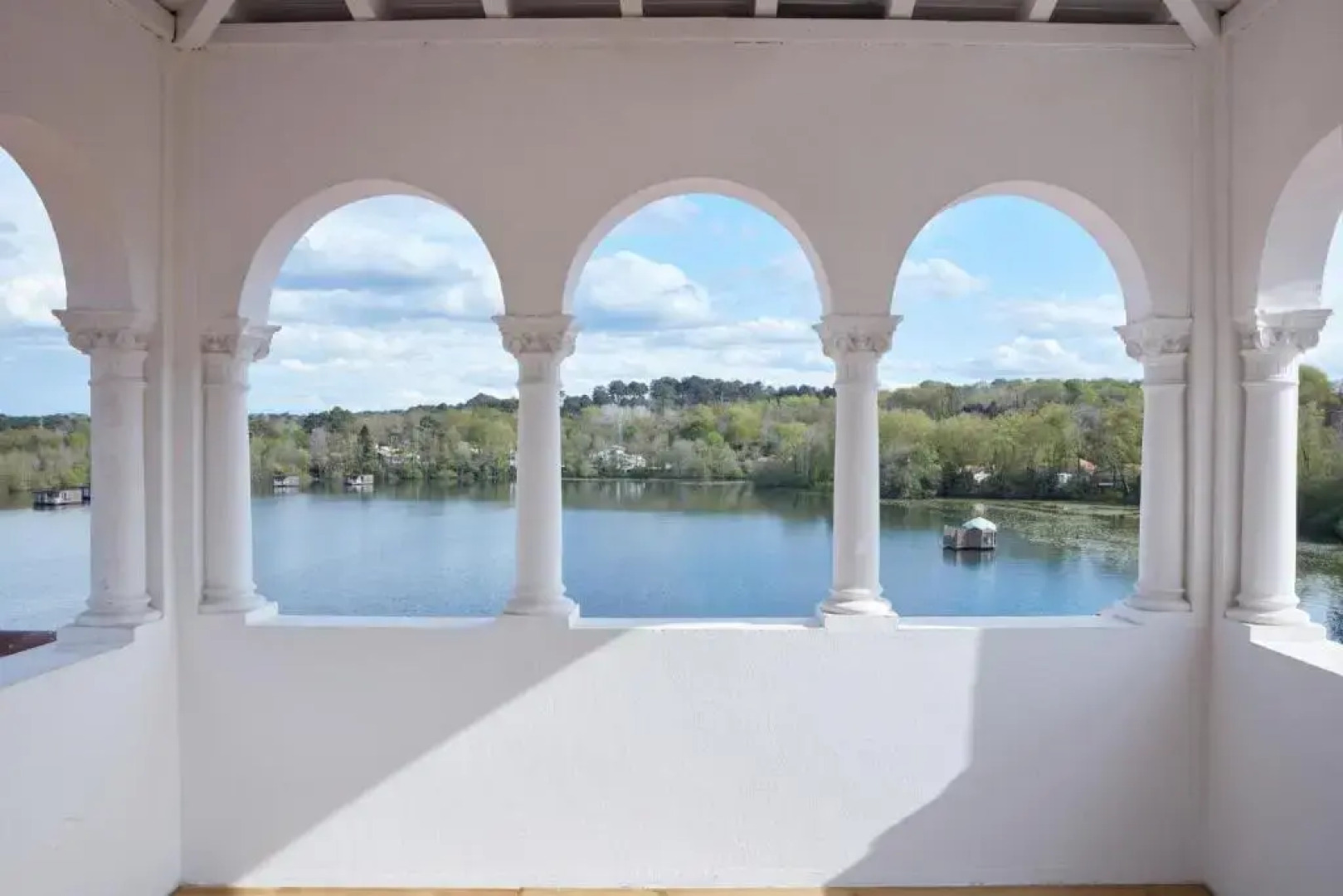 Brindos, Lac & Château