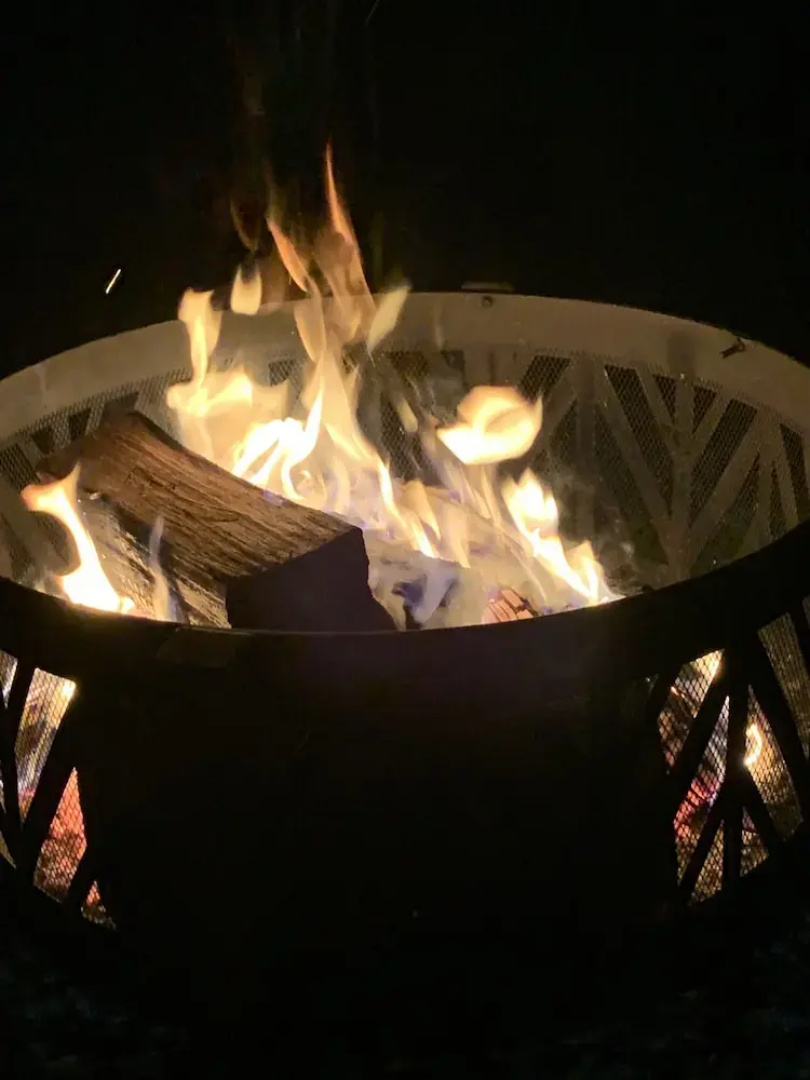 Pocono Retreat: Lake, Firepit, Bbq, Gameroom, Ski 4 Bedroom Home by RedAwning