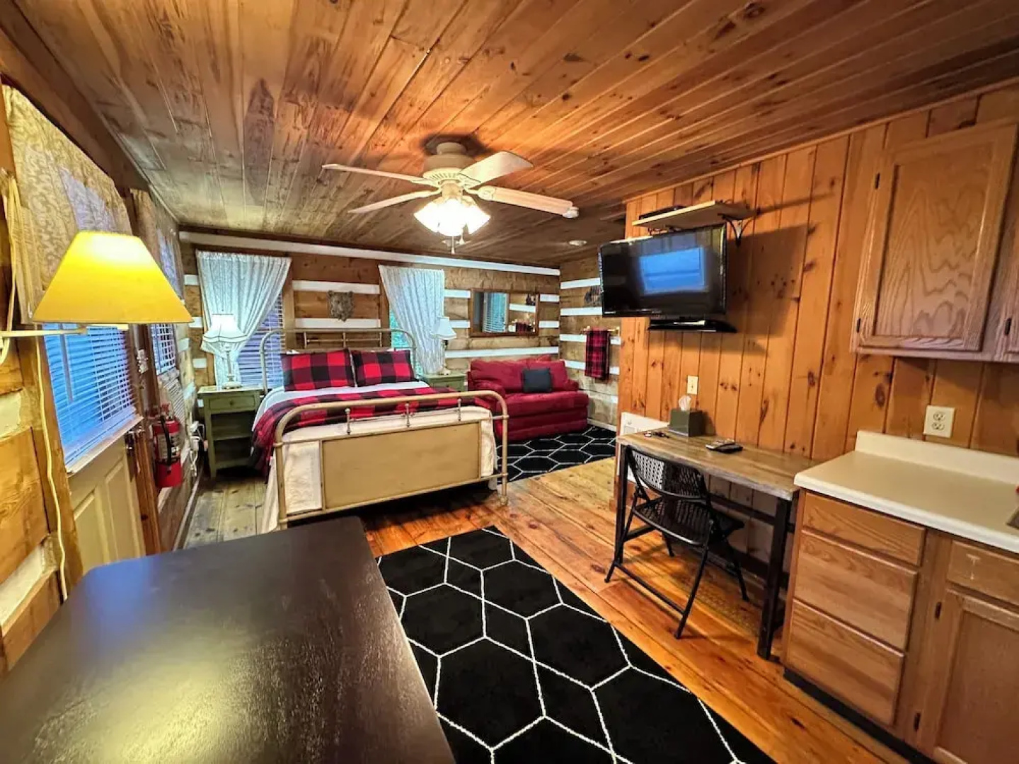 Mountainaire Inn and Log Cabins
