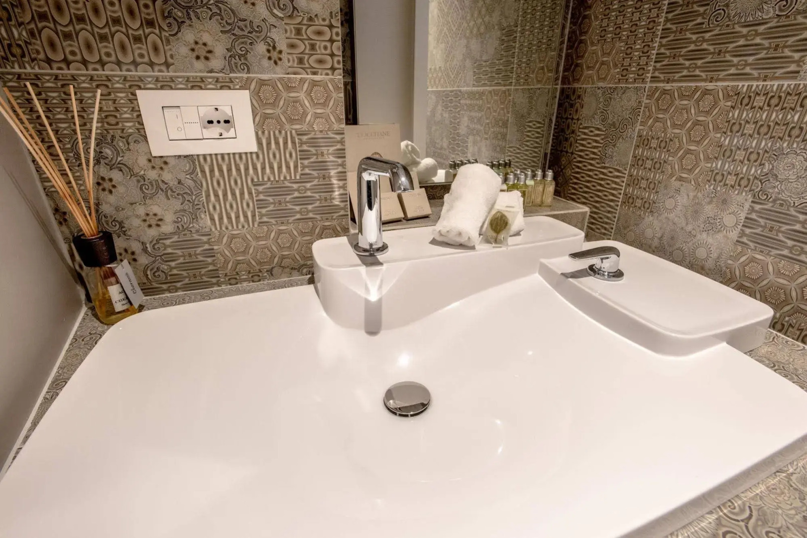 Uve Rooms & Wine Bar