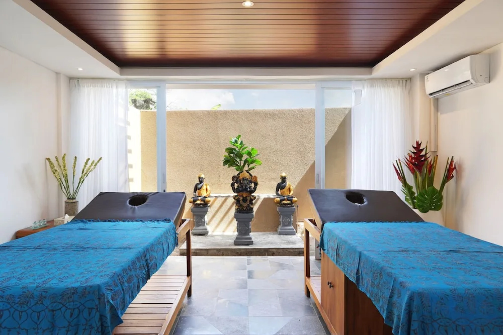 Wonderful Oceanfront 3 Br Villa in Seminyak