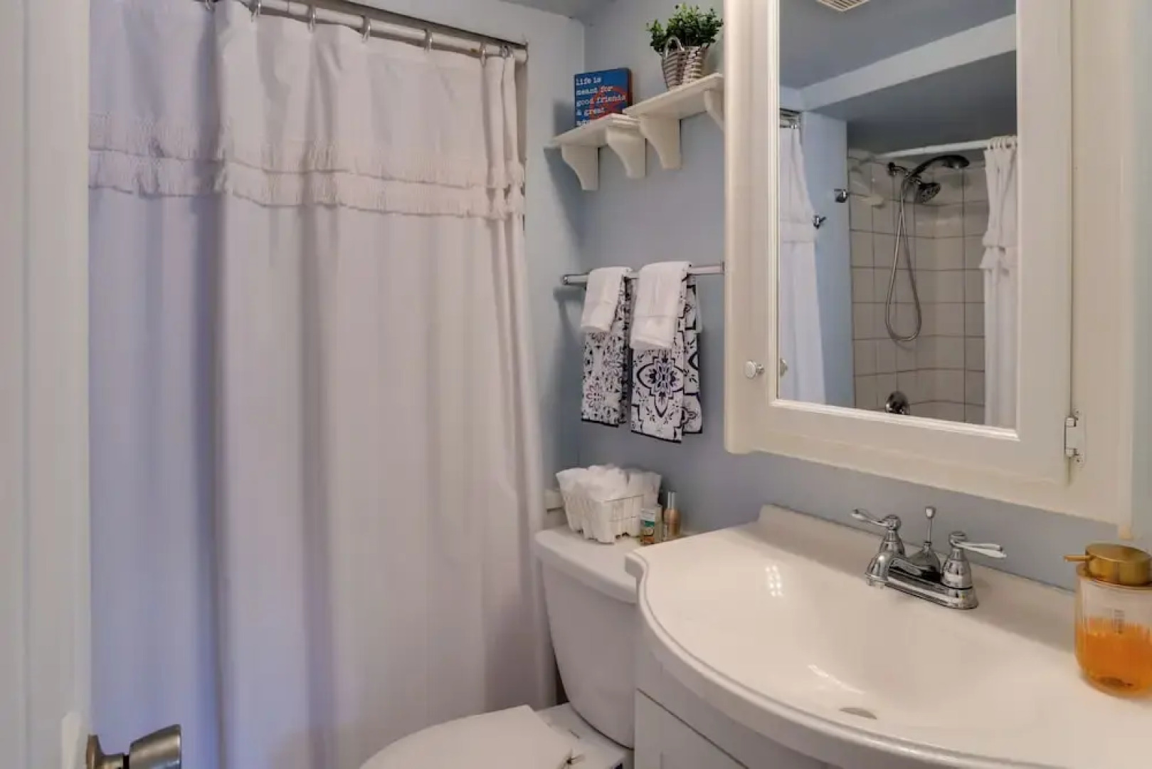 1 Mi to Birch Bay SP! Cozy Cabin w/ Pool Access