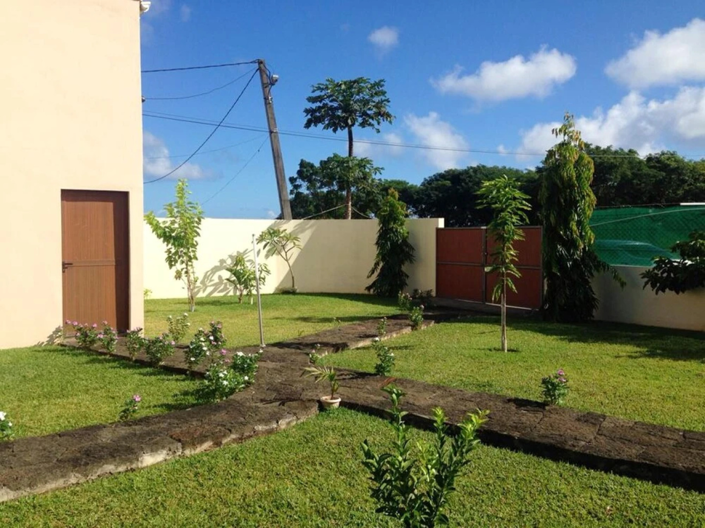 Studio in Triolet, With Enclosed Garden and Wifi Near the Beach