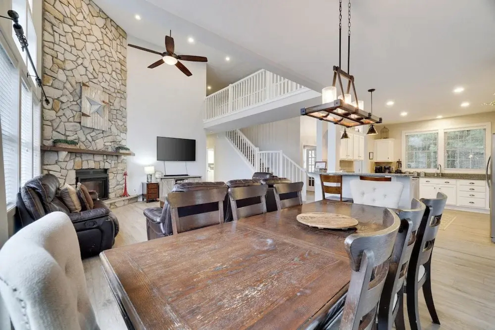 The Nest at Pinecrest by Avantstay Hot Tub Spacious Deck Game Room Fire Pit