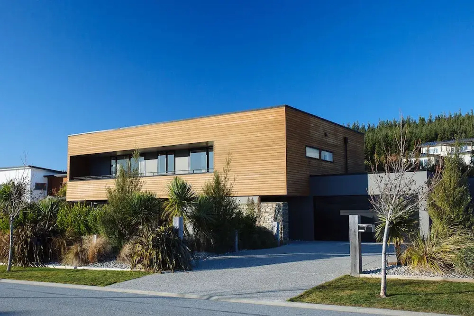 Clutha Place - Sleeps 8 - Lake Views - Balcony