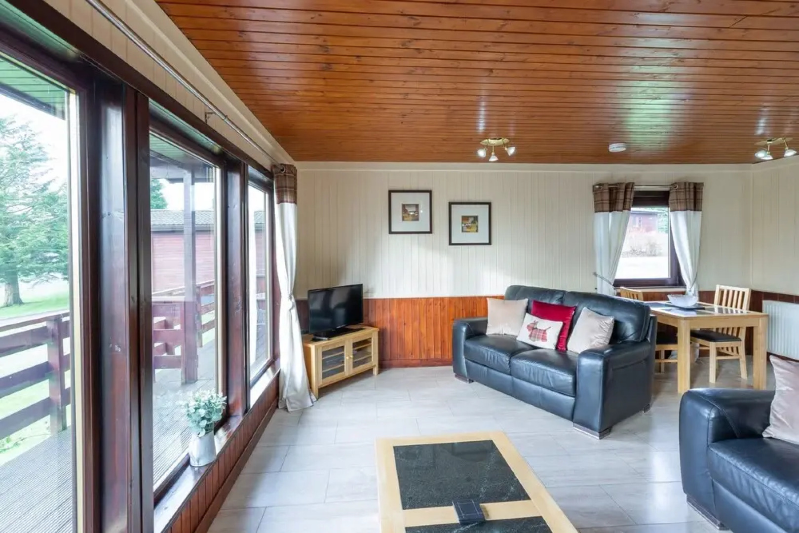 Bluebell Lodge 4 with Hot Tub