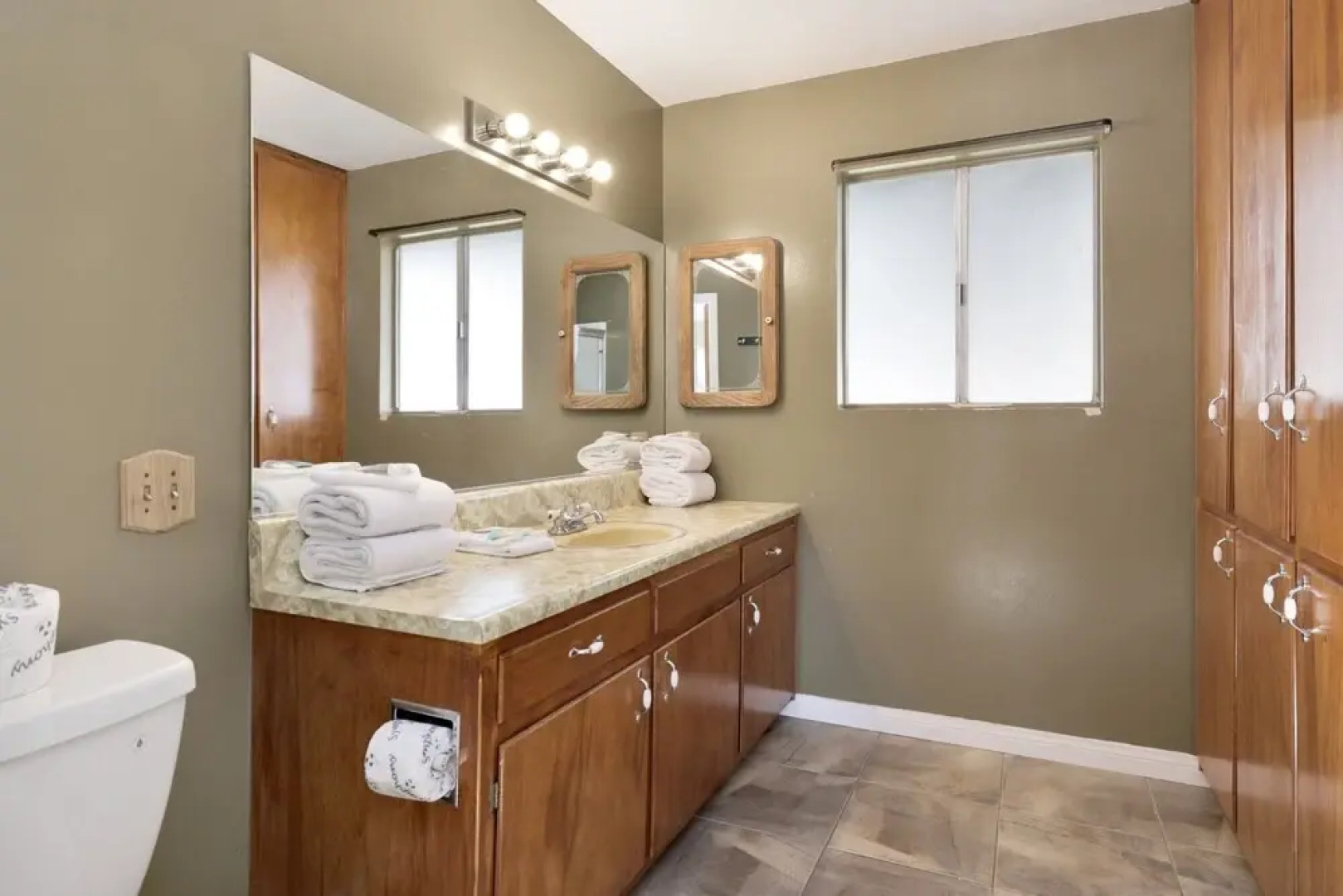 1900 - The Farmhouse Experience 4 Bedroom Home by RedAwning