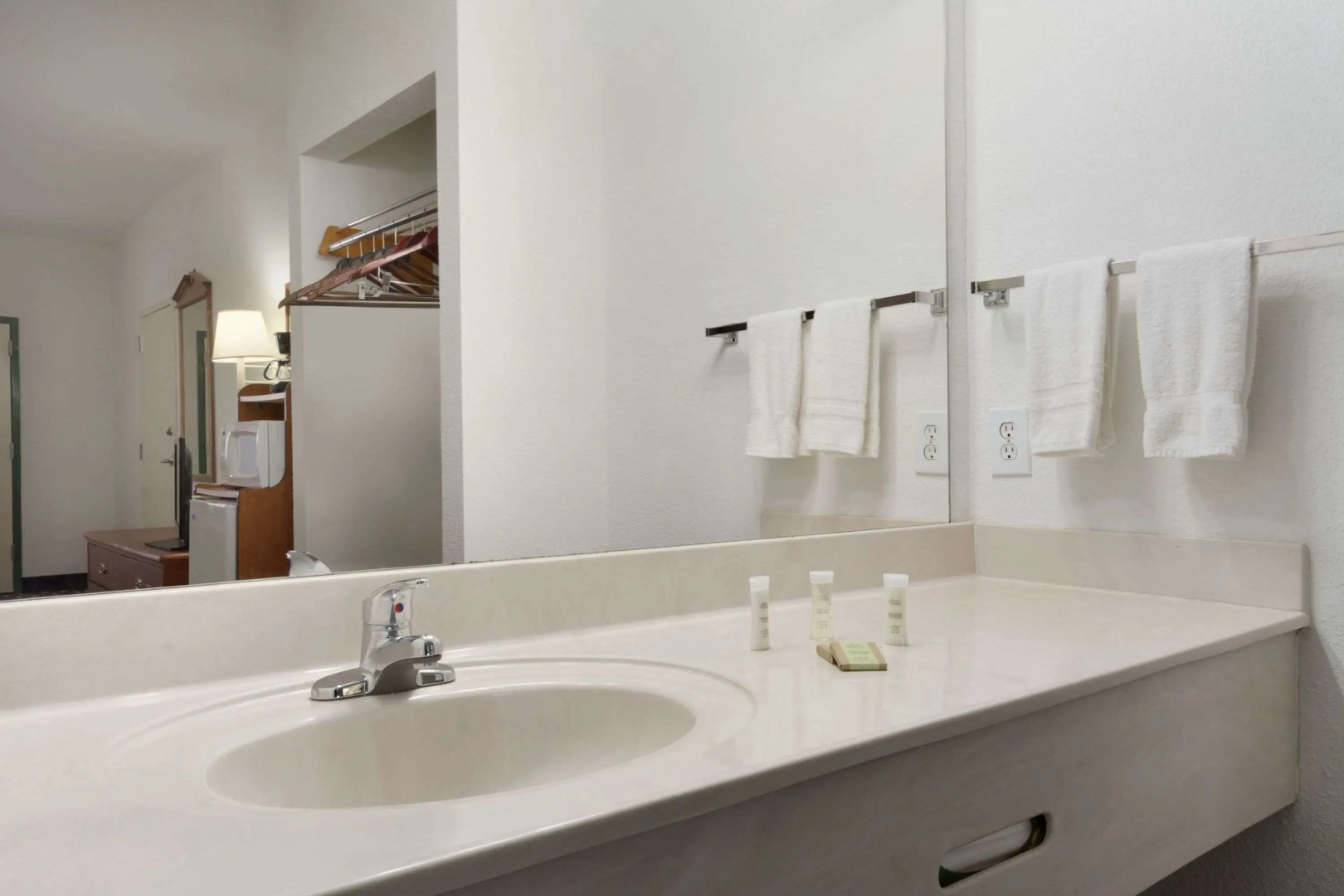 Super 8 by Wyndham Chatsworth/Dalton