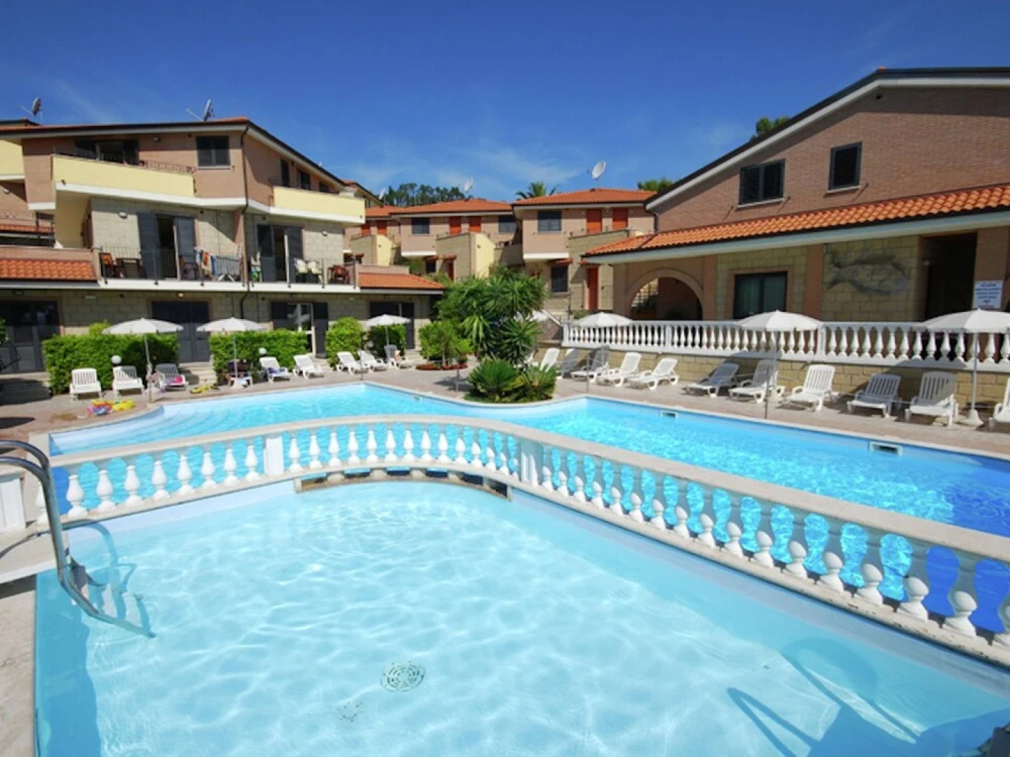 Apartment with Pool near Sea
