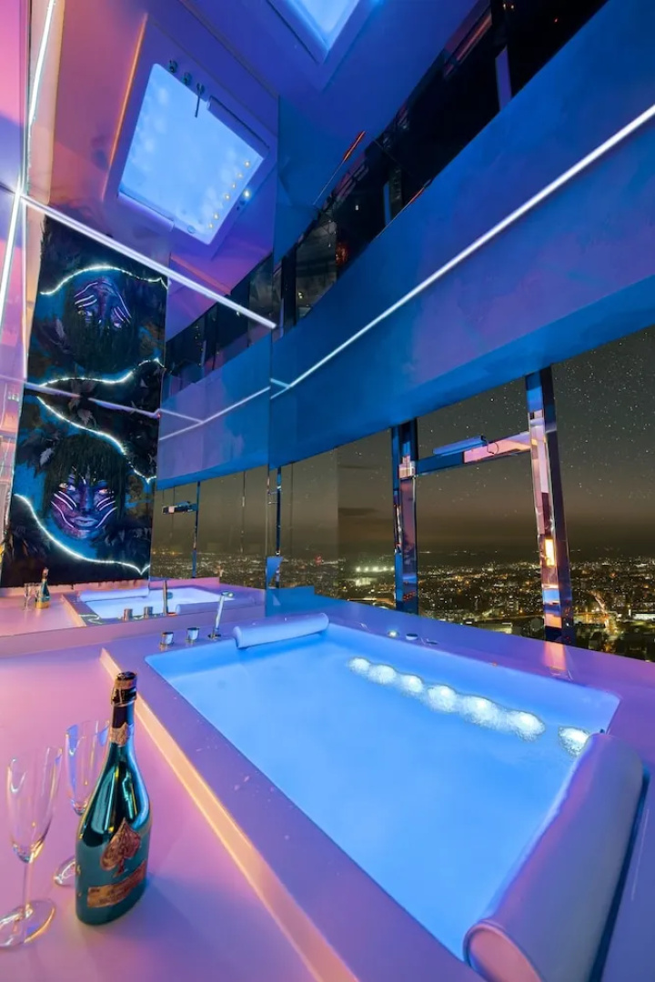 Apartments in Sky Tower with Bathtub near the window