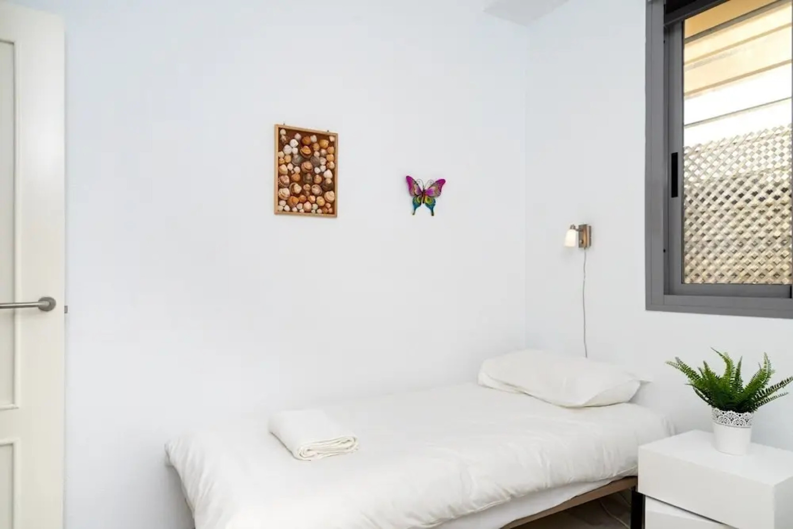 2BR  Apartment with Sea View, Gym and Pool Ref 129