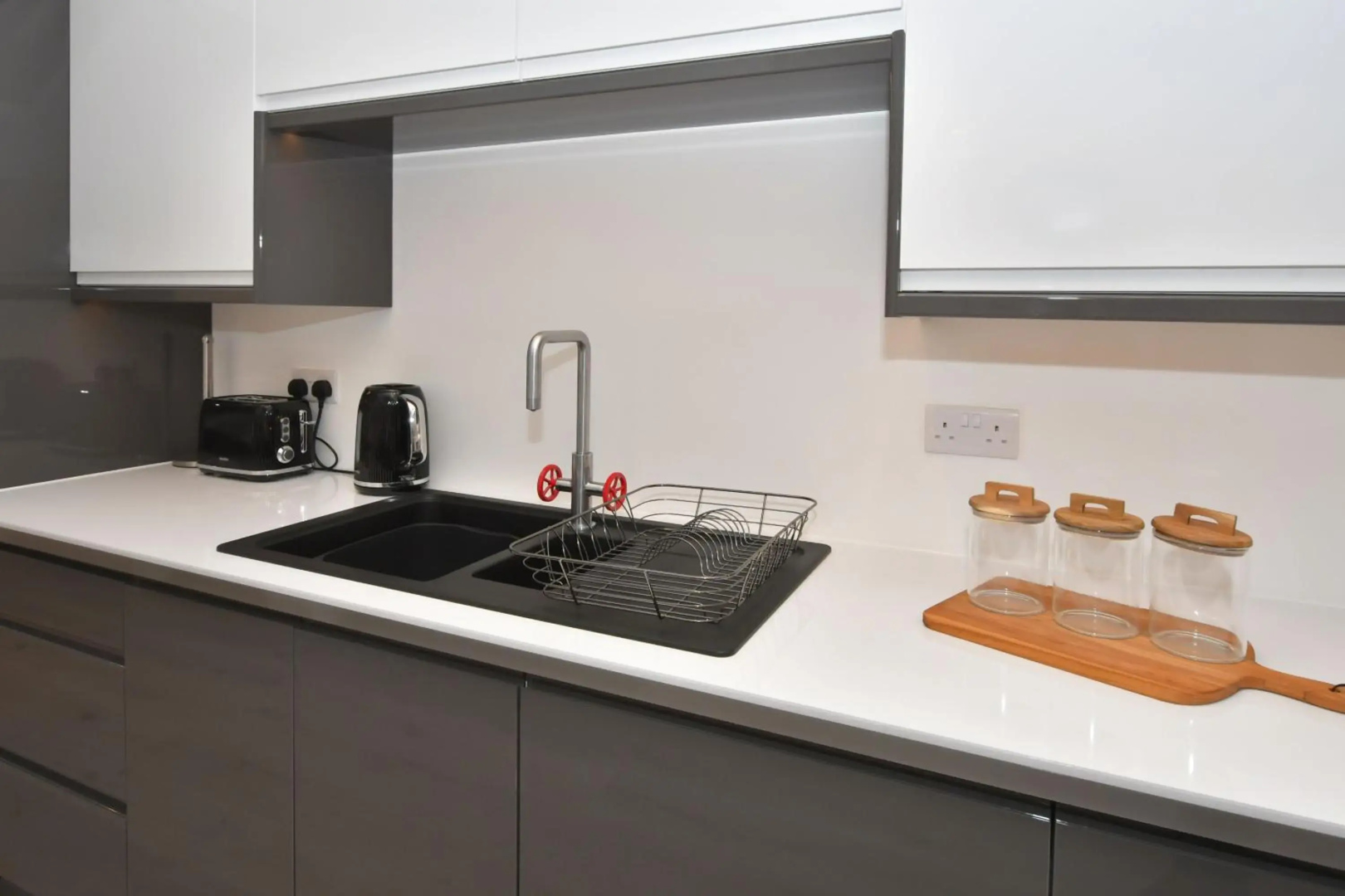 Antrobus Deluxe Apartments by YourStays