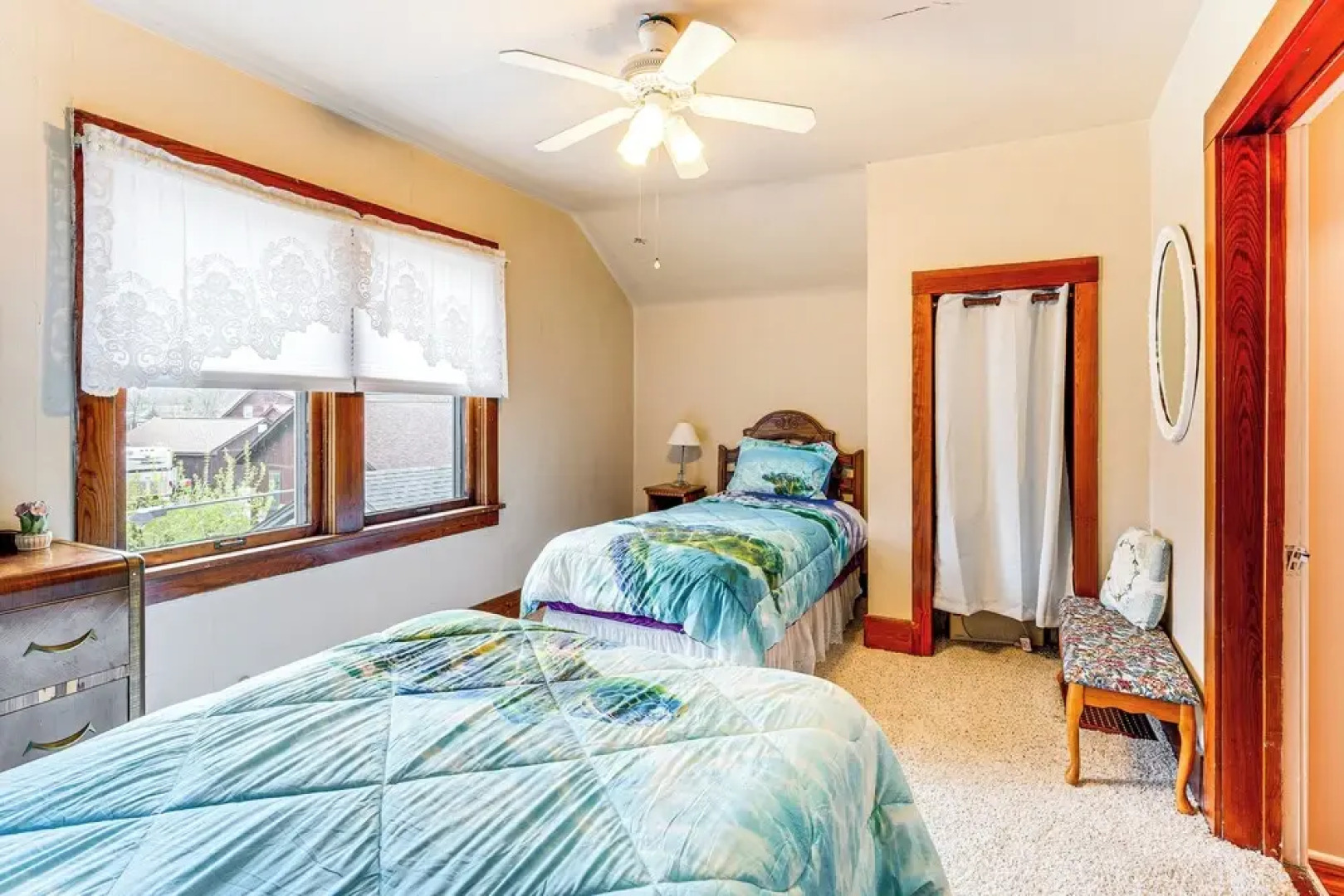 Twin Lakes Cottage: Walk to Elizabeth Lake!