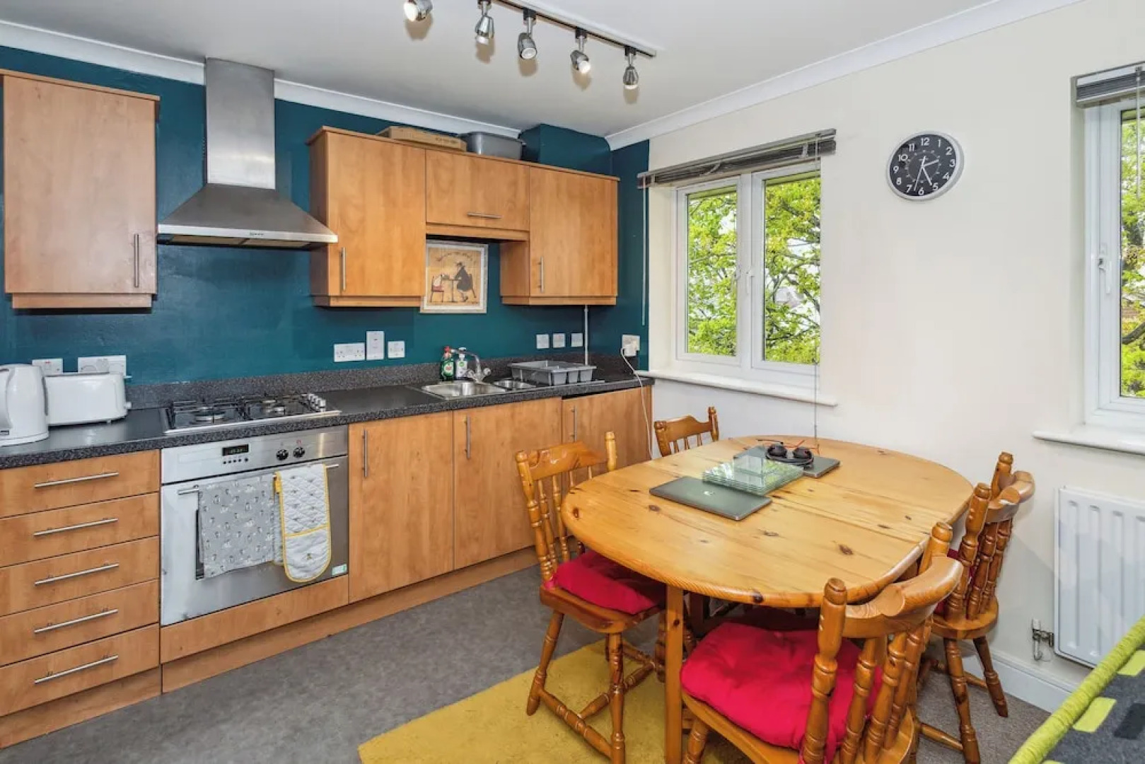 2 Bed Apartment - Sleeps 5 - Wifi - Parking - Pets