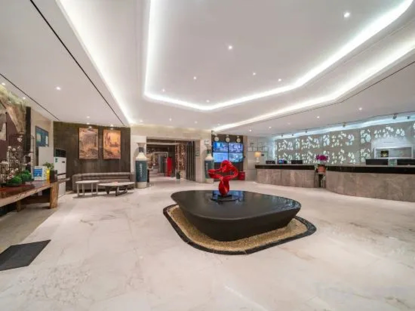 Boya Crystal Hotel (Zhumadian High Speed Rail Station Store)