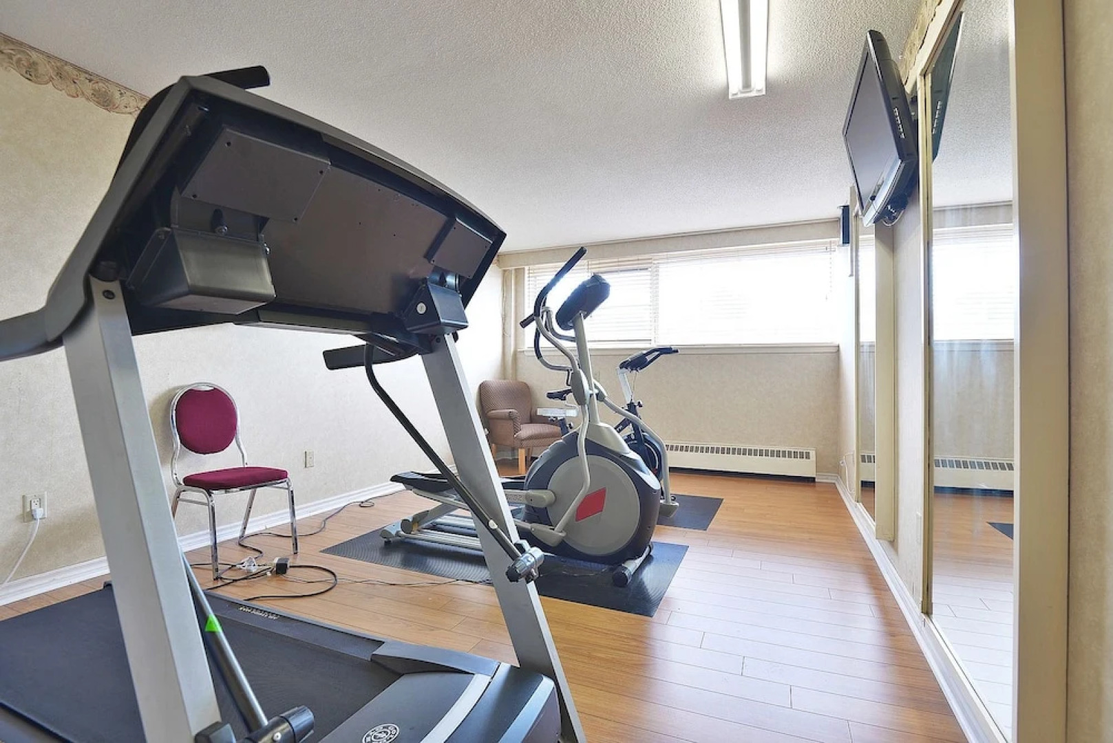 Howard Johnson express Inn & Suites Brampton