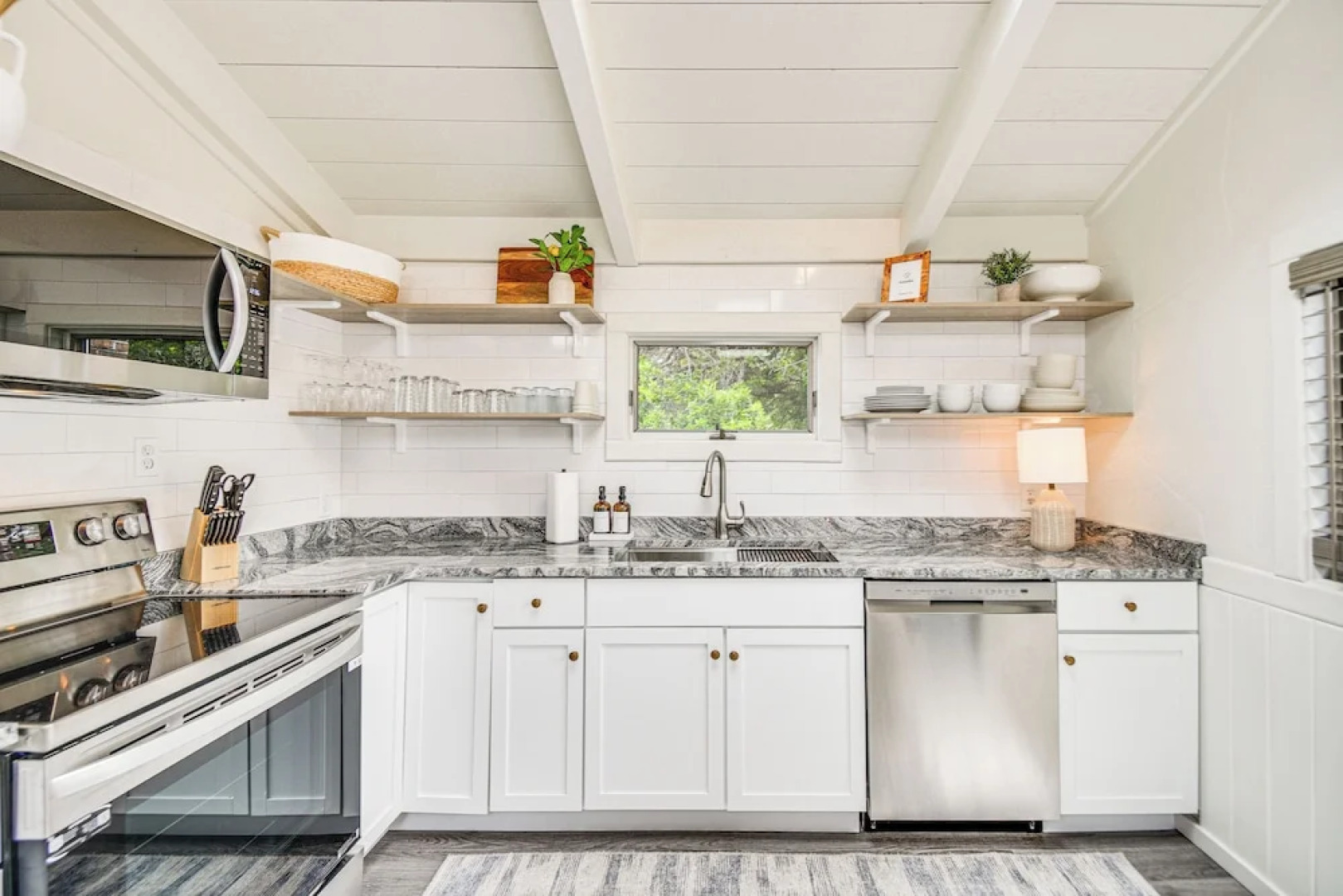 Pet-friendly Buxton Home w/ Balcony, 2 Mi to Beach