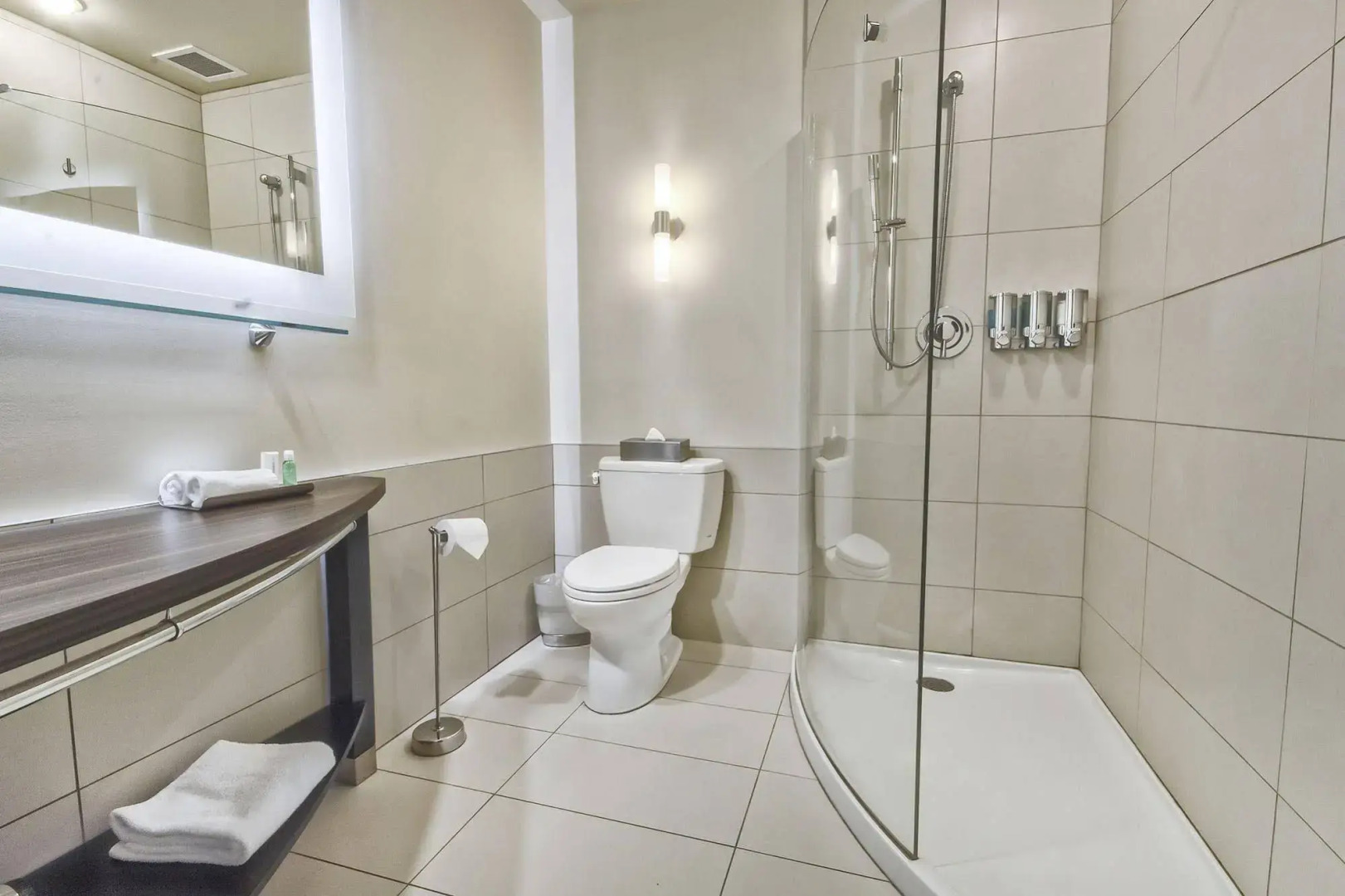 Hôtel Must –  Aéroport de Québec par JARO