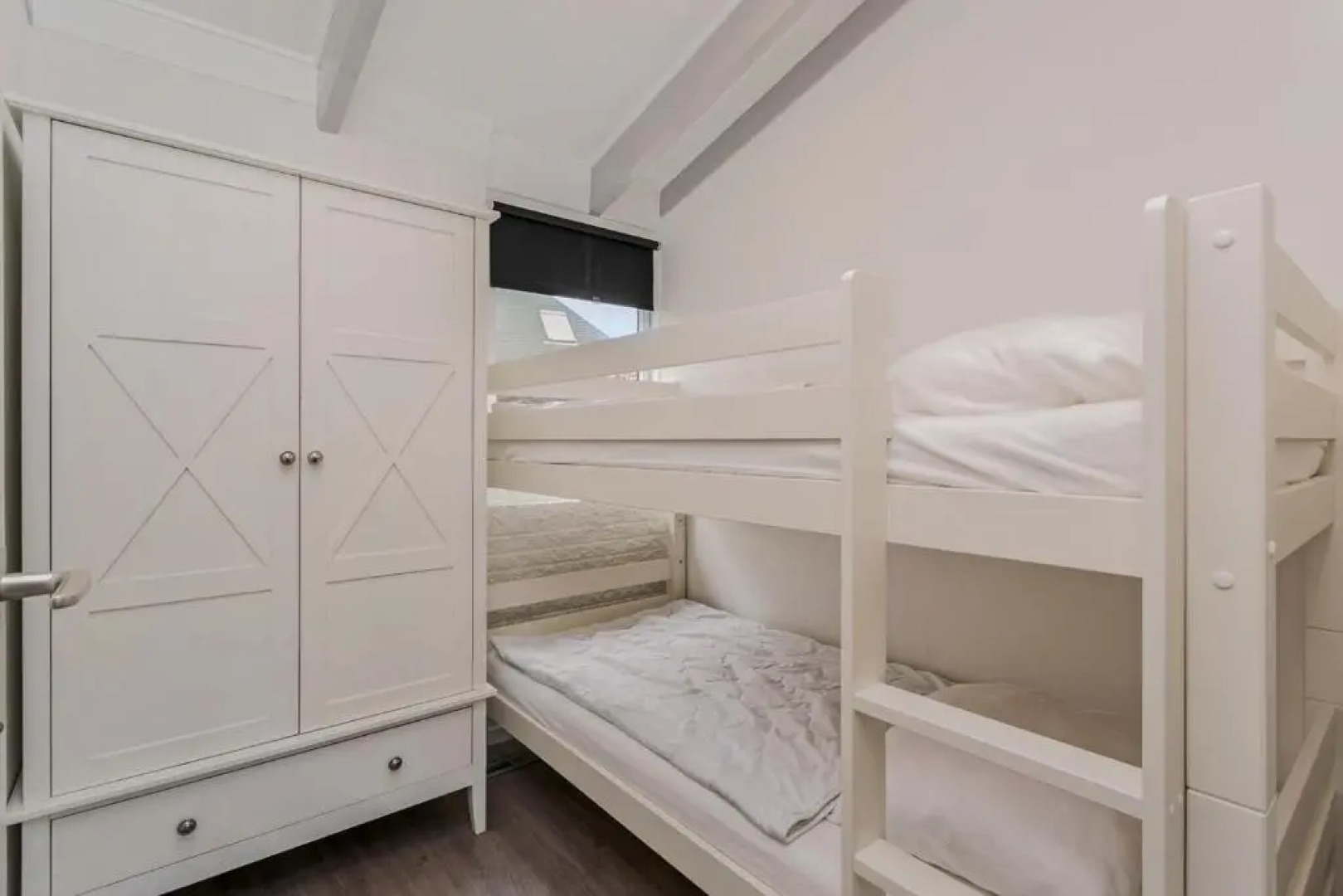 Bungalow Toekomst 24 Ouddorp, garden, fireplace, near the beach and dunes - not for companies