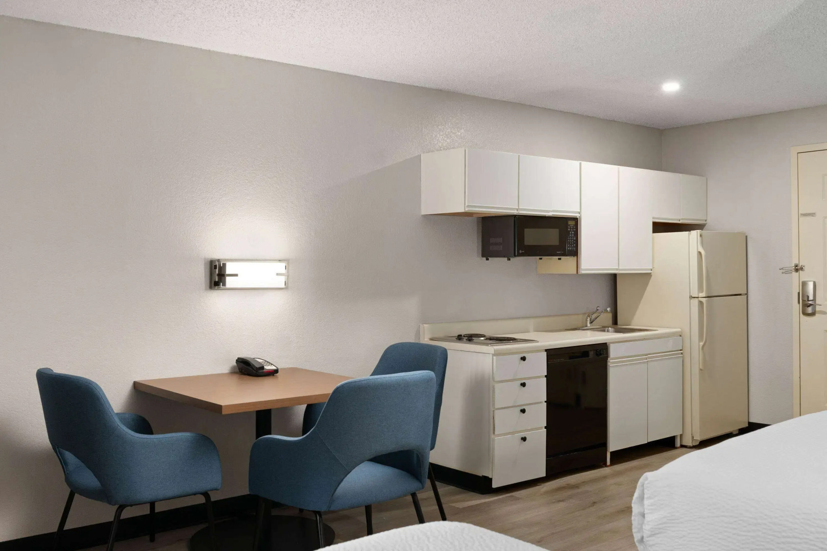 Days Inn & Suites by Wyndham Green Bay WI.