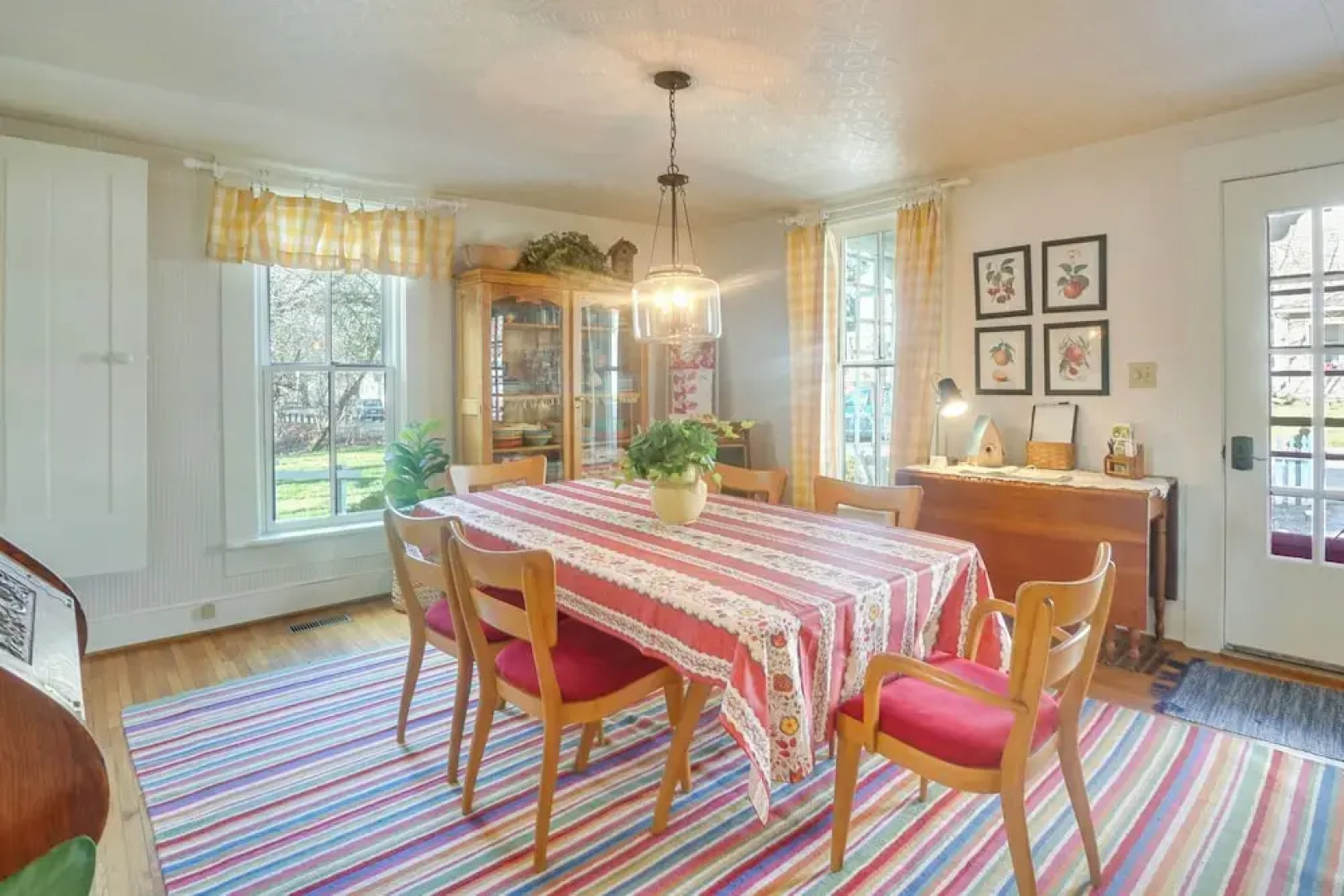 'the Porch House' Located in Historic Village