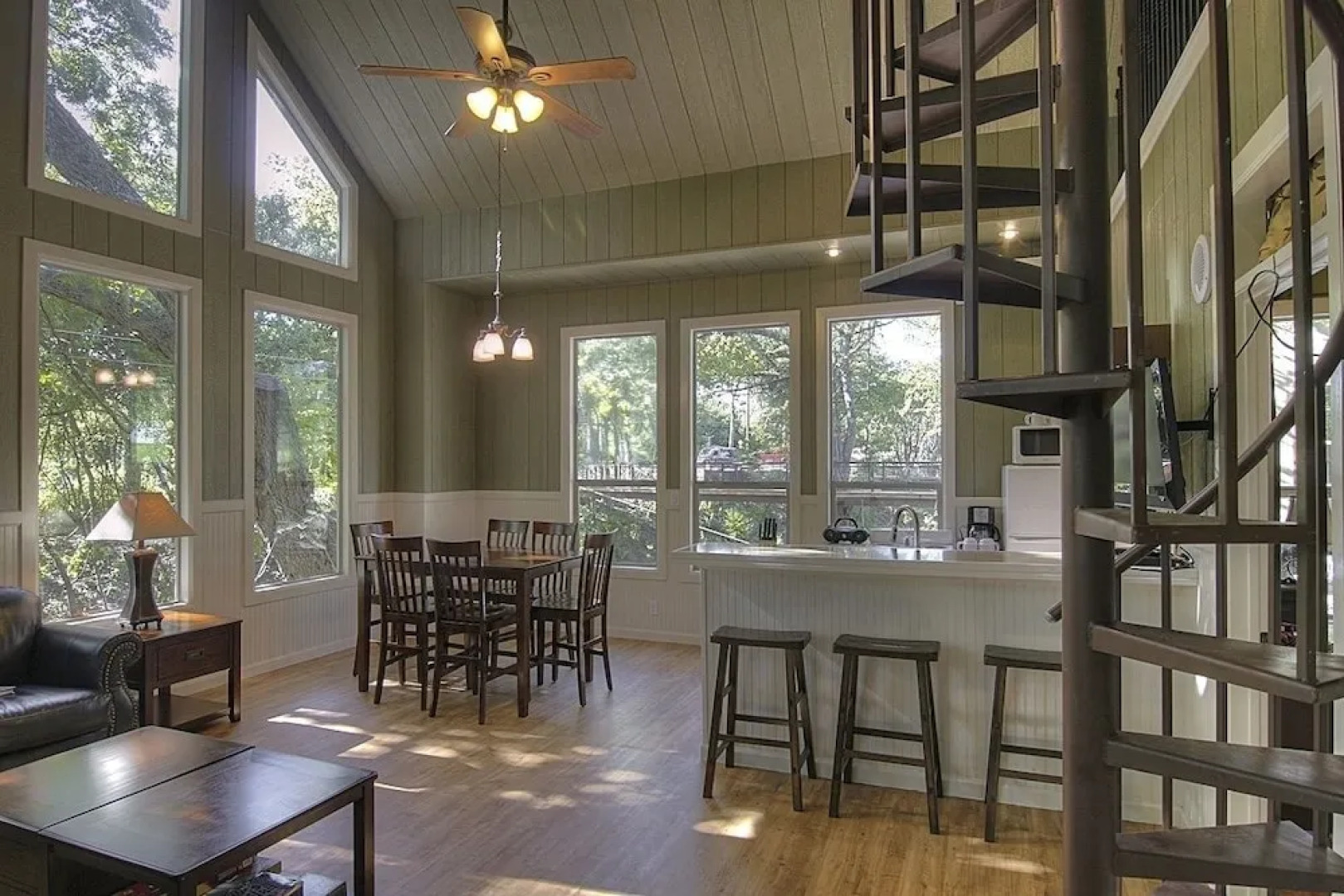 River Rd. Treehouses- Birdseye Perch 1 Bedroom 1 Bathroom Cabin