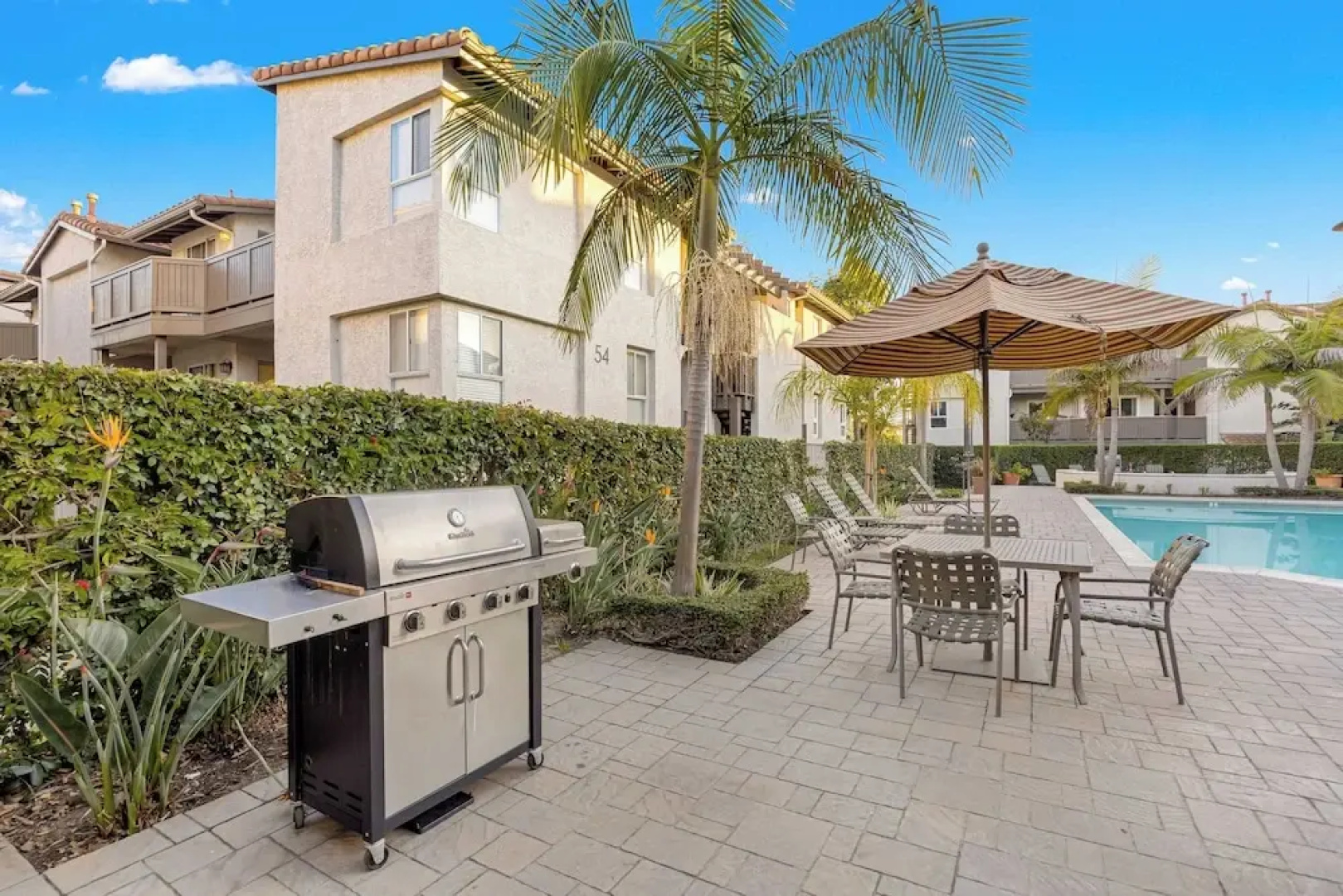 Walk to Beach Pool, Hot Tub, Private Patio, Parking Seabreeze Retreat