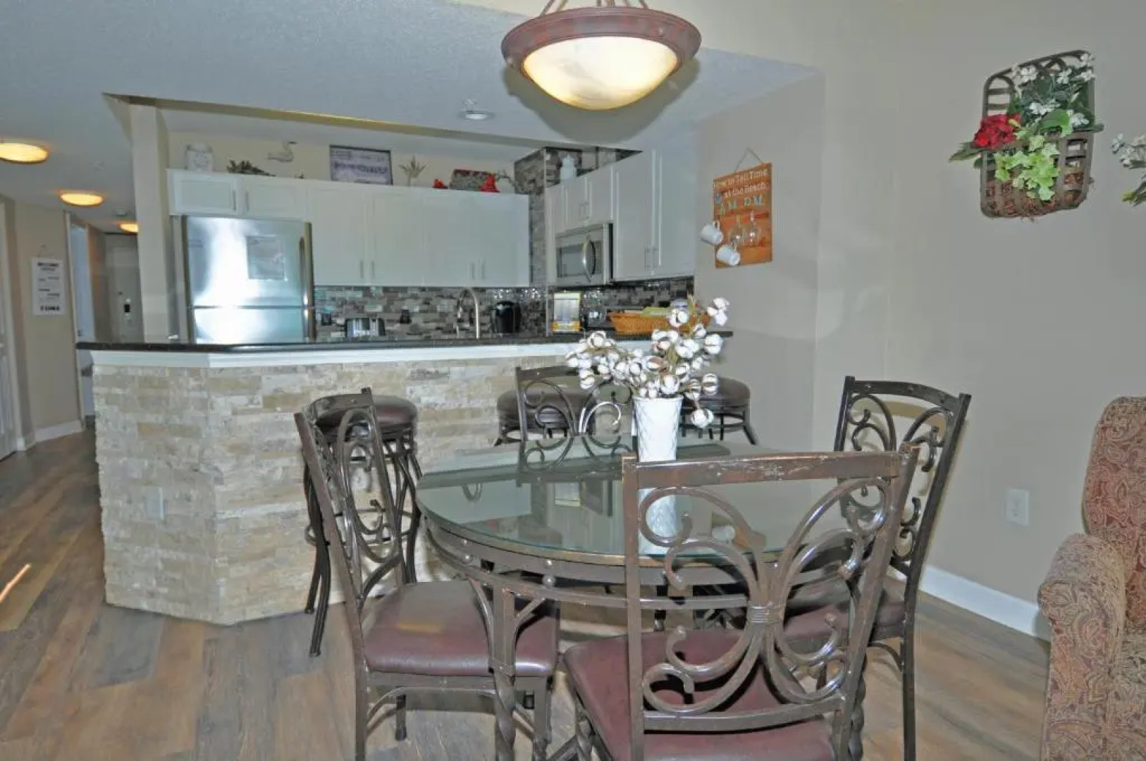 Oceanfront Well Maintained, Walk to Boardwalk, Beach Bars, 902