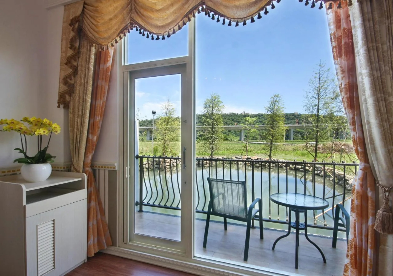 Beauty Spring and Harvest B and B