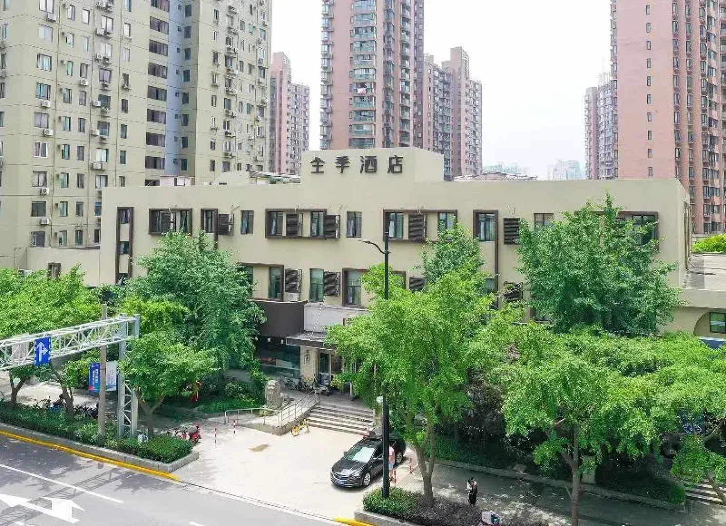 Ji Hotel (Shanghai Hailun Road Metro Station)