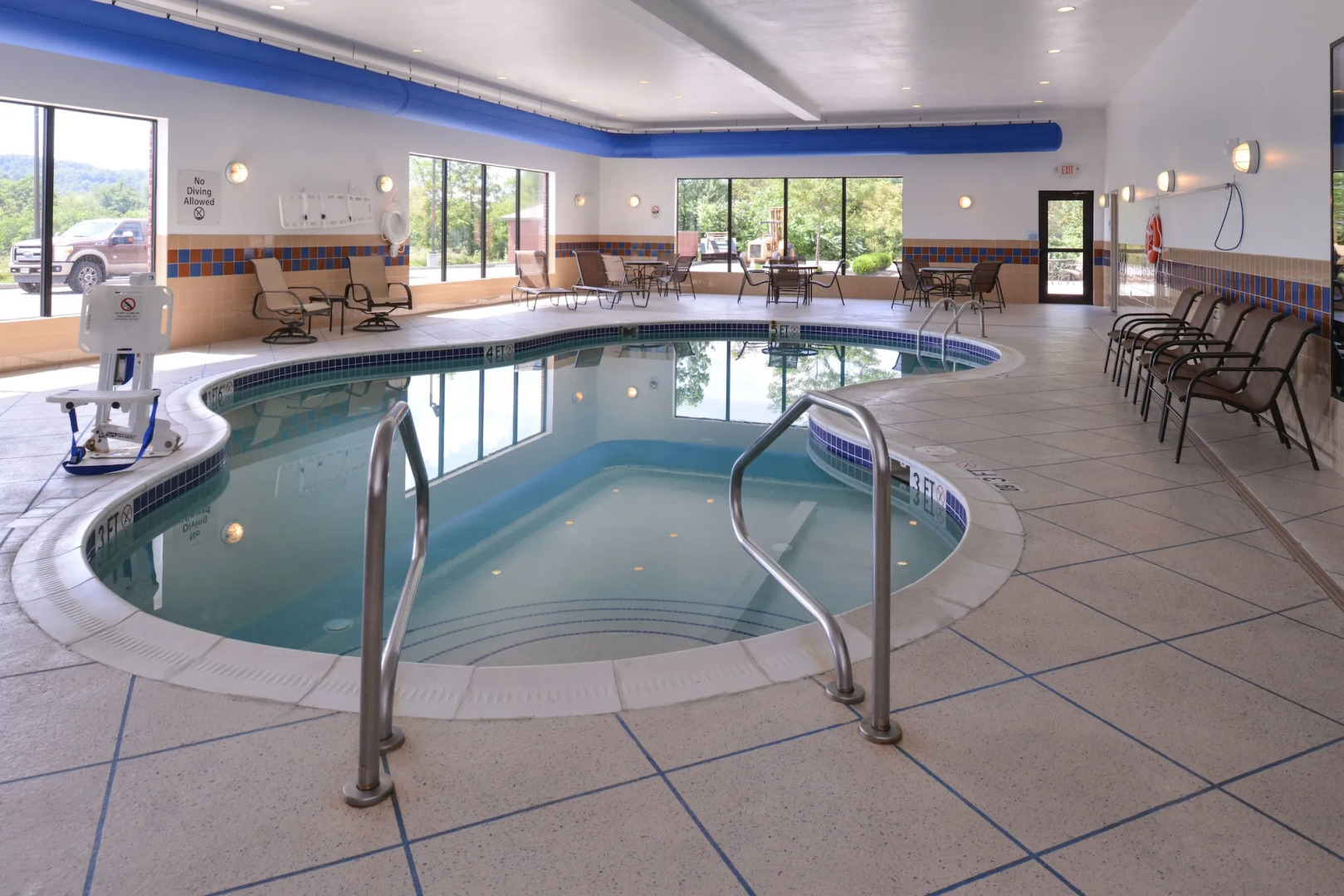 Holiday Inn Express and Suites Fairmont by IHG