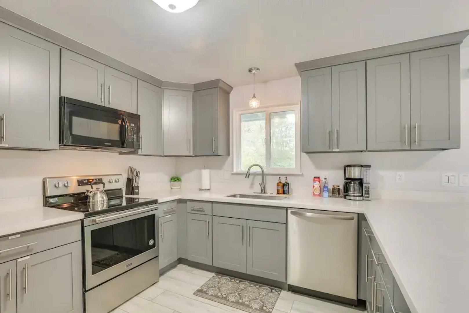 7 Mi to Dtwn: Pet-friendly Abode in Seattle!