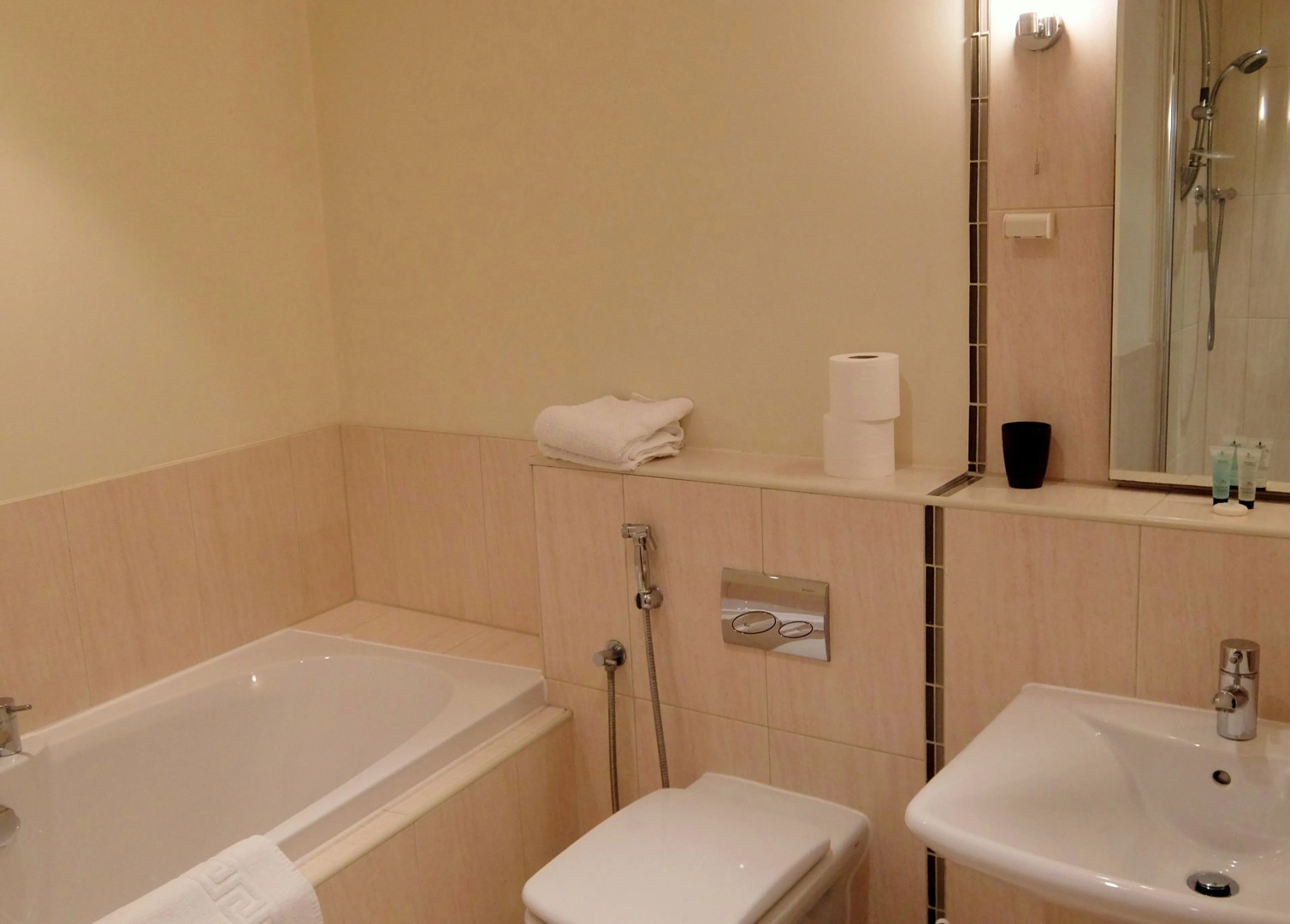 Hampton Court Palace View by Vantage Apartments