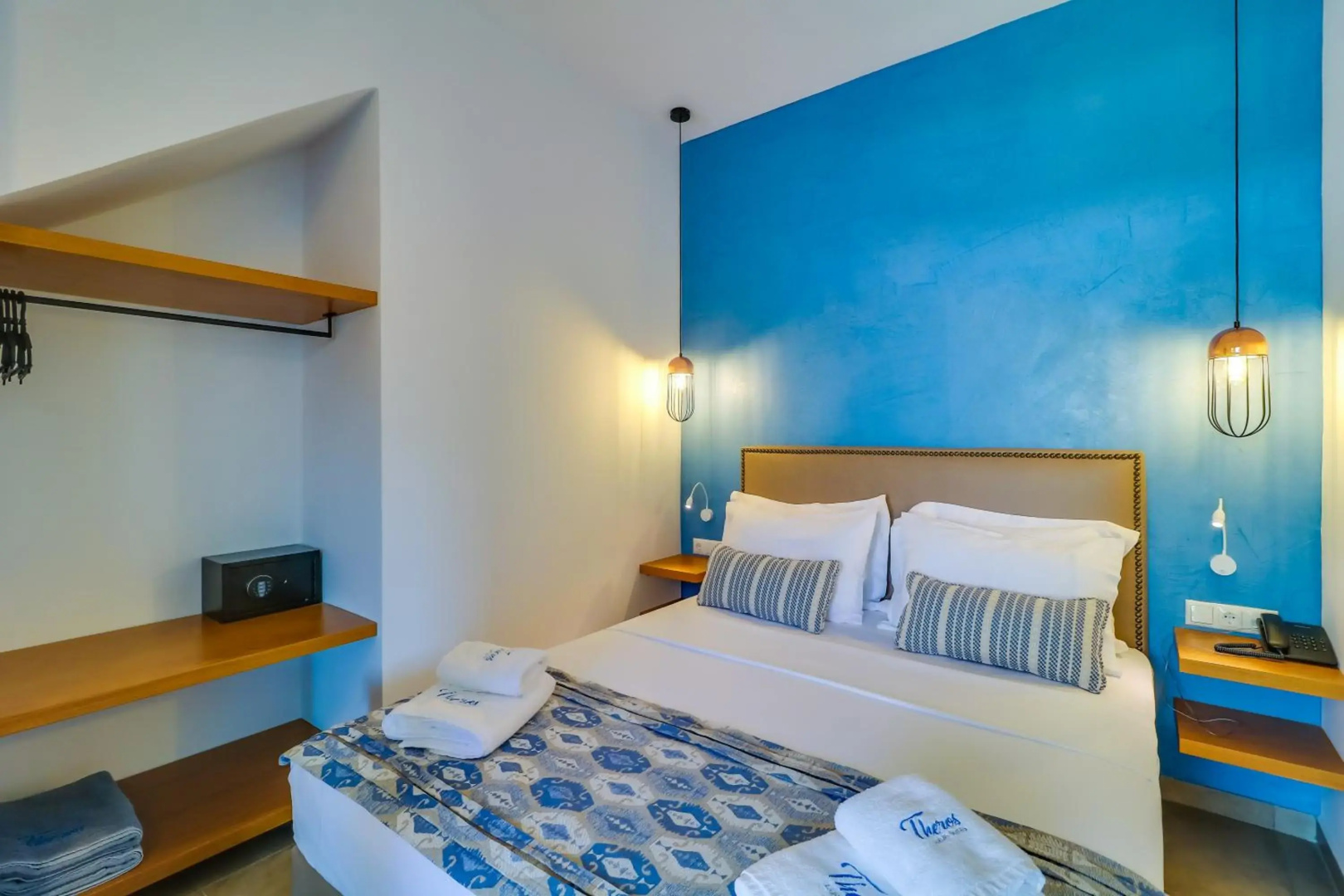 Theros Villas & Suites