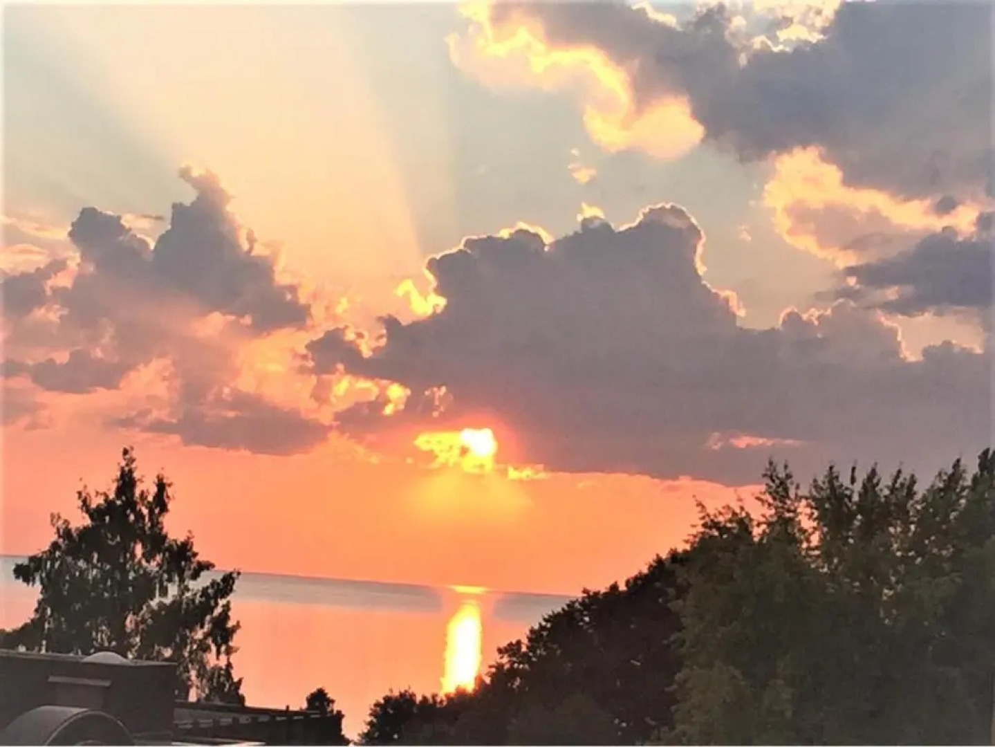 13 Family central modern app with Lake View