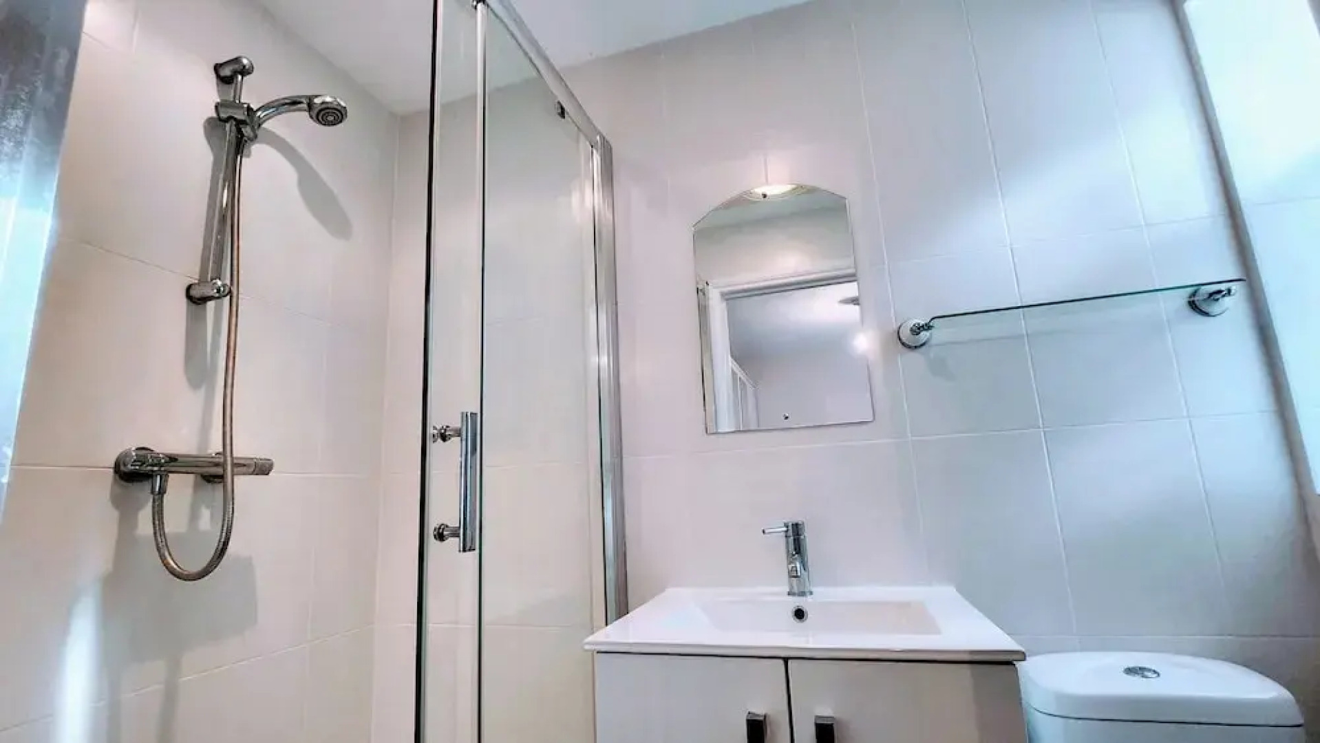 Camberley - 1-bed Annex - Sleeps 2 - Garden