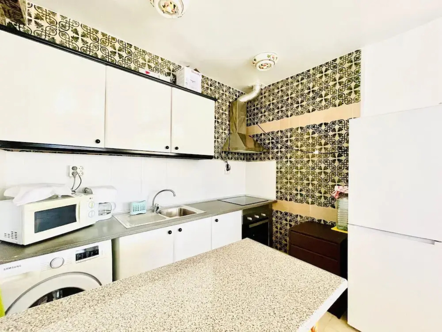 Mountain-view Apartment by Sea