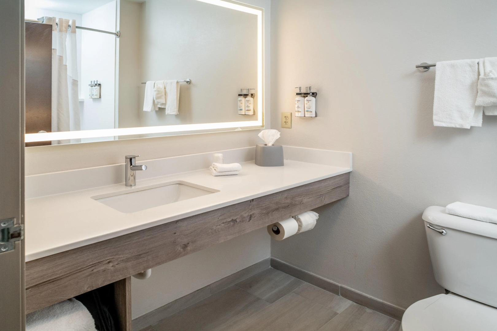 Holiday Inn Express and Suites Fairmont by IHG