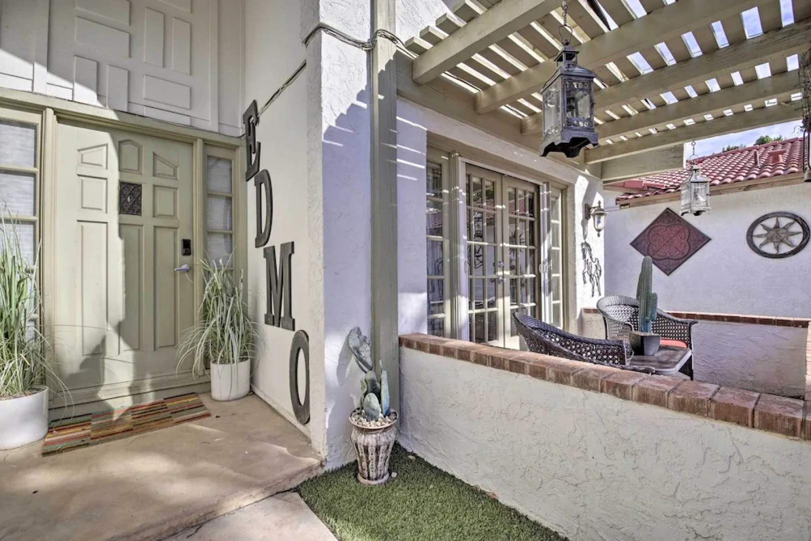 Sun Deck, Hot Tub & Kayak: Lakefront Tempe House