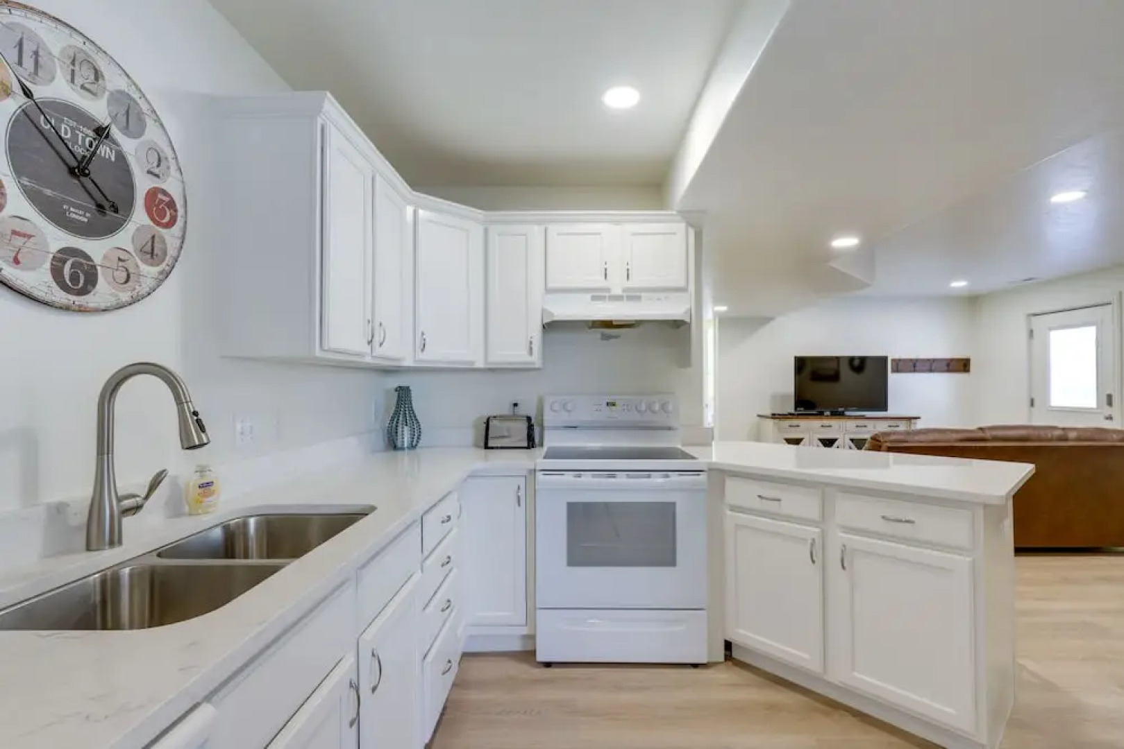 Orem Vacation Rental w/ Shared Yard & Hot Tub