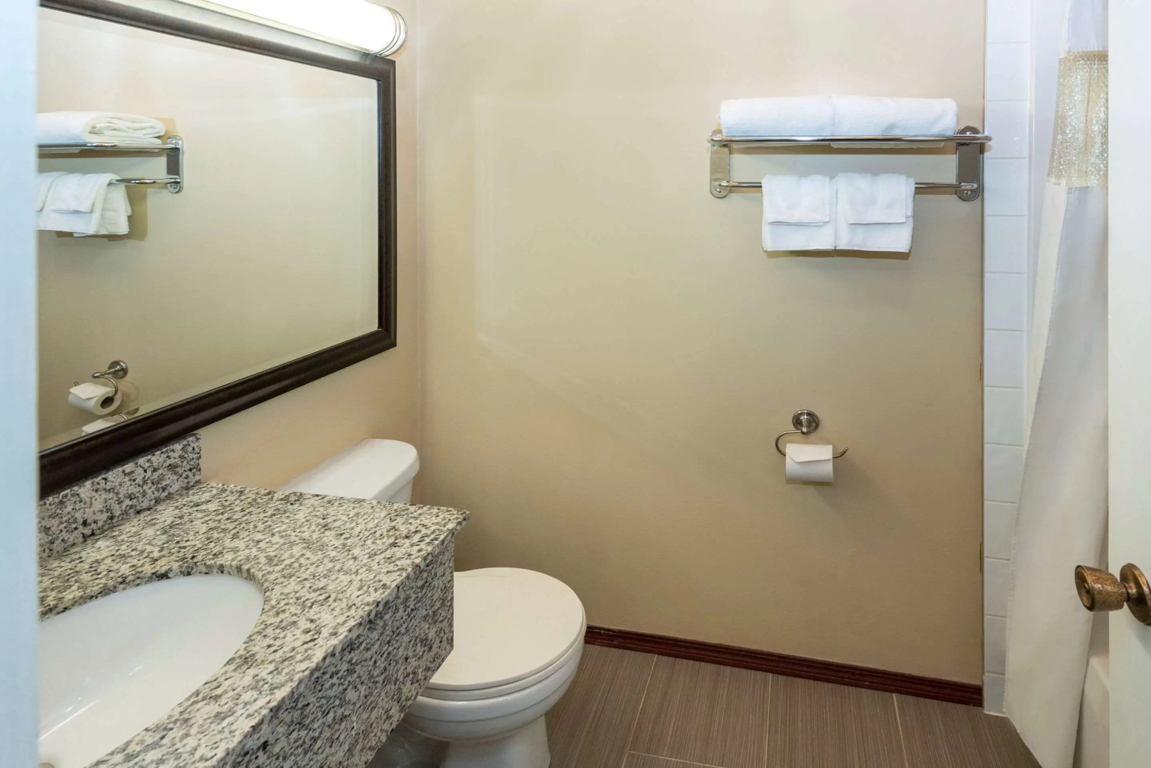 Econo Lodge Inn & Suites