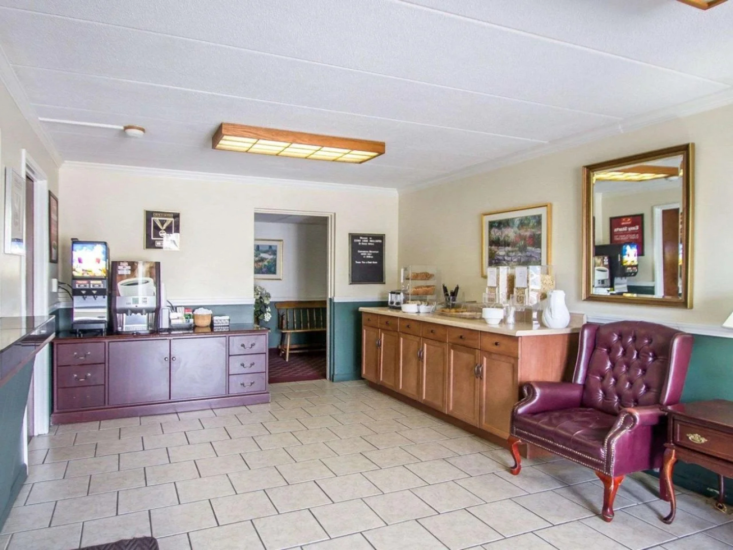 Econo Lodge Inn & Suites Windsor Locks Bradley Airport