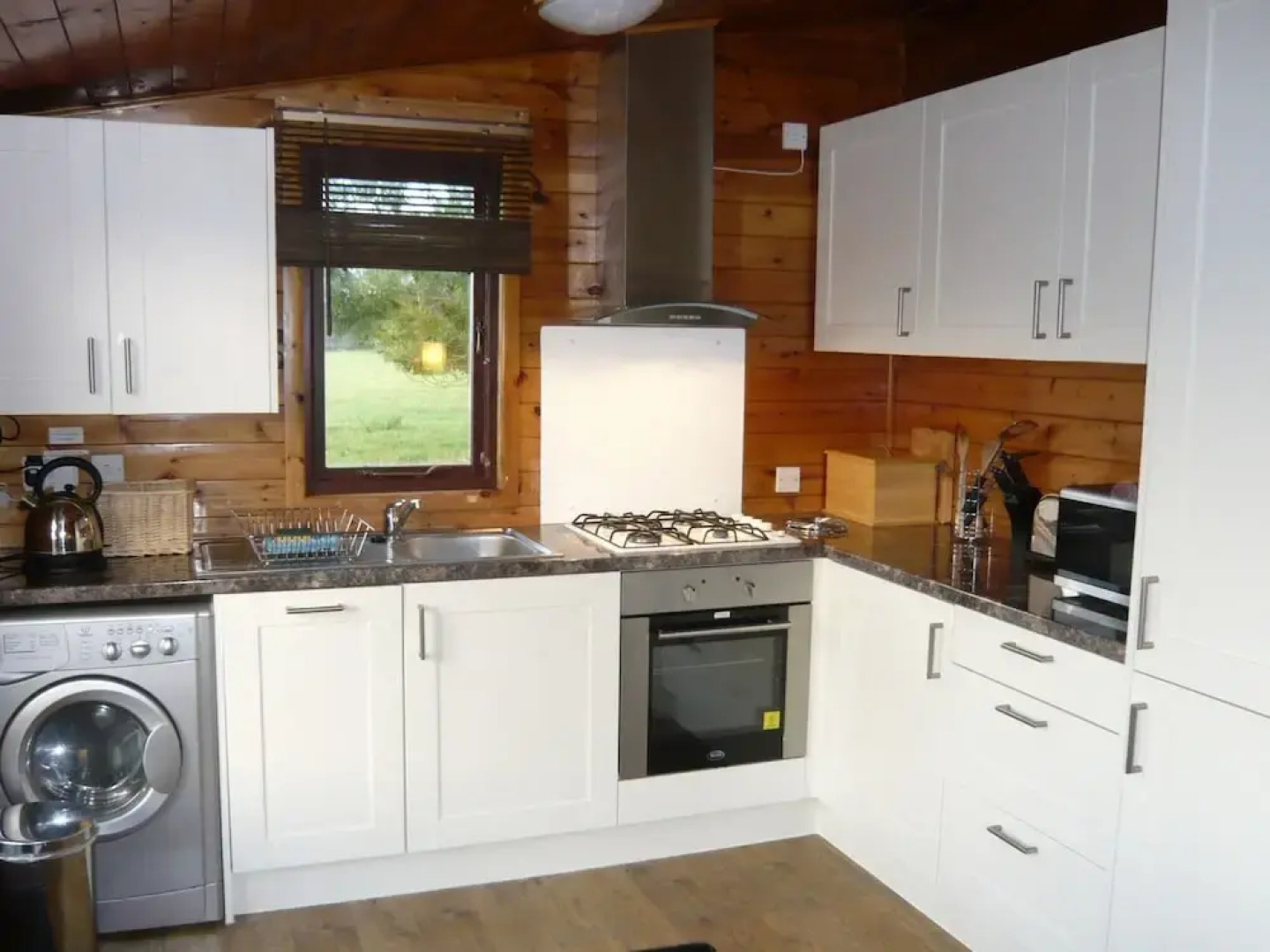 Cosy Pine Lodge With far Reaching Country Views and Large sun Deck