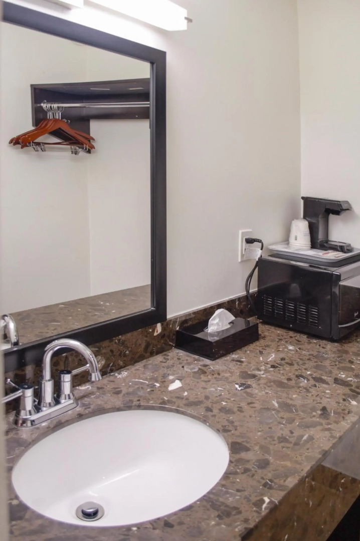 Travelodge by Wyndham Manhasset