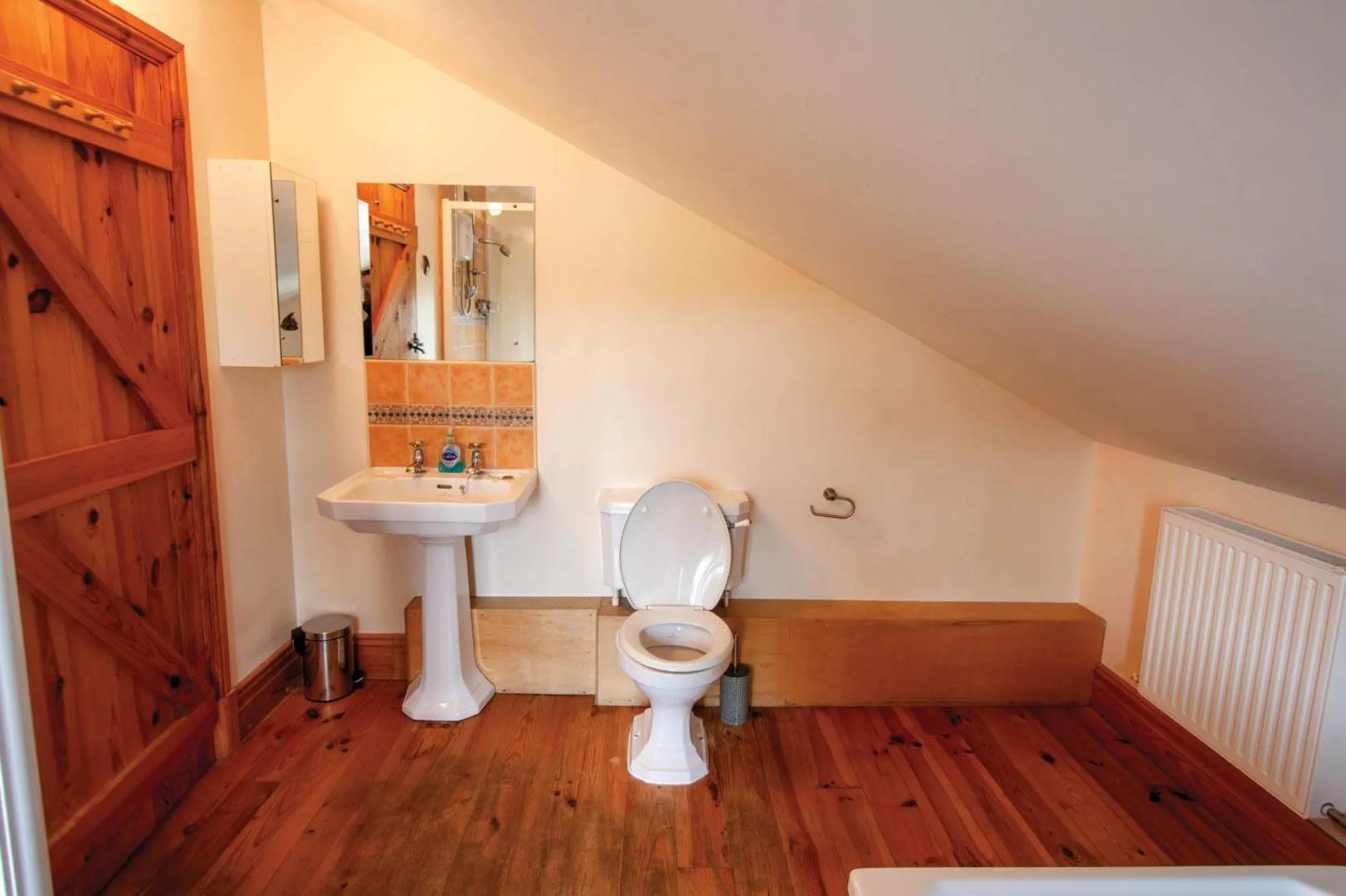 The Lake House Retreat - 7 Bedroom Holiday Home - Sleeps 20 - Southgate