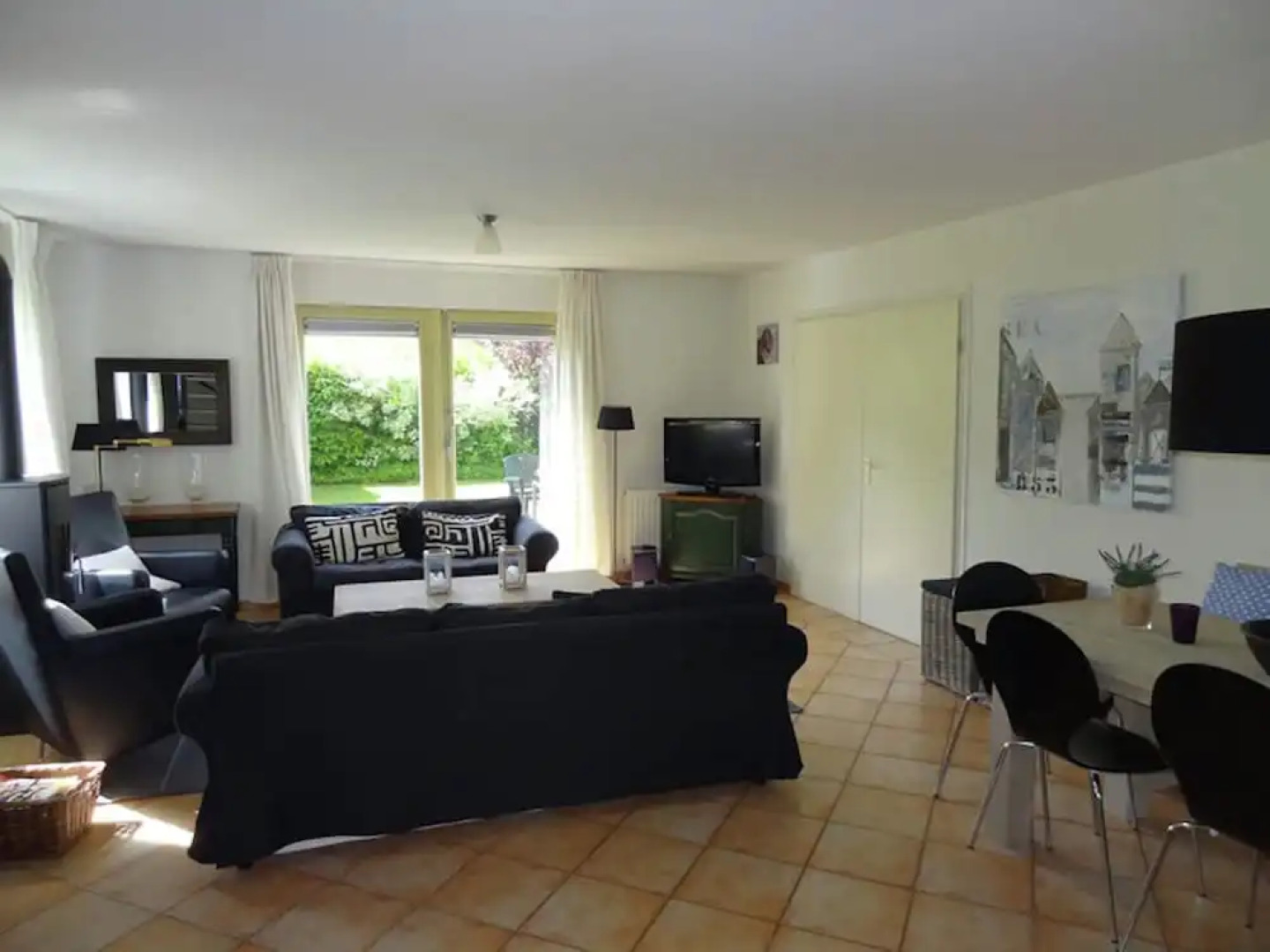 Spacious Holiday Home With Wifi, Beach at 200 m