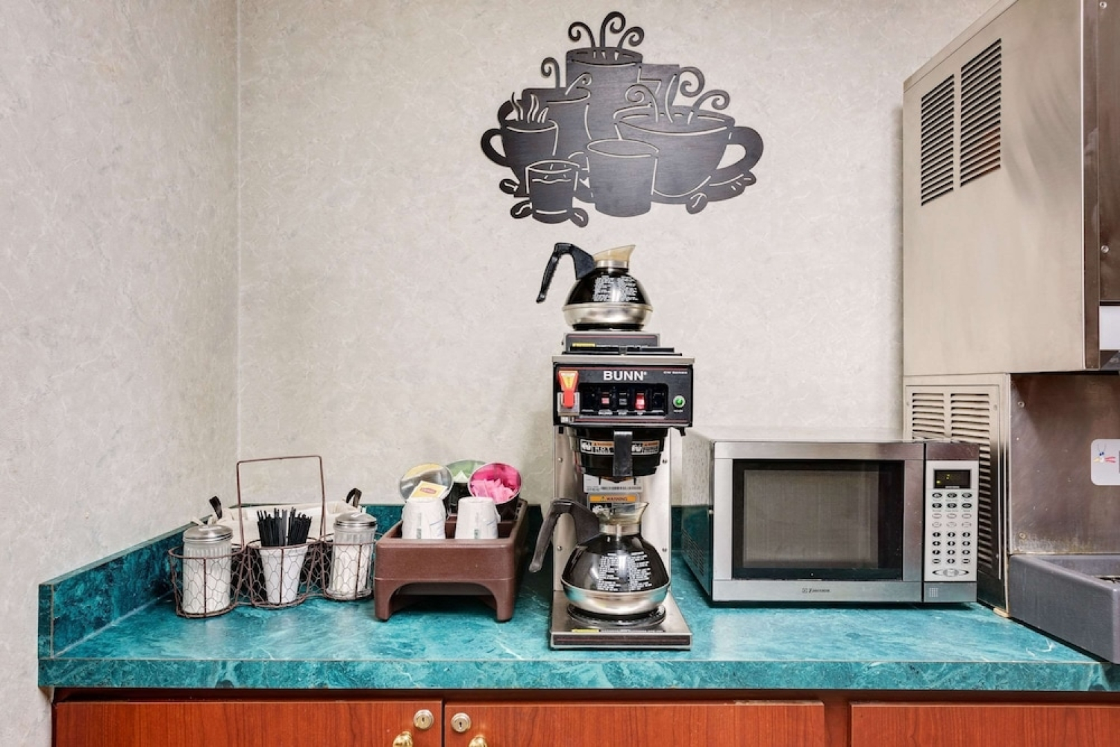 Knights Inn - Macedonia