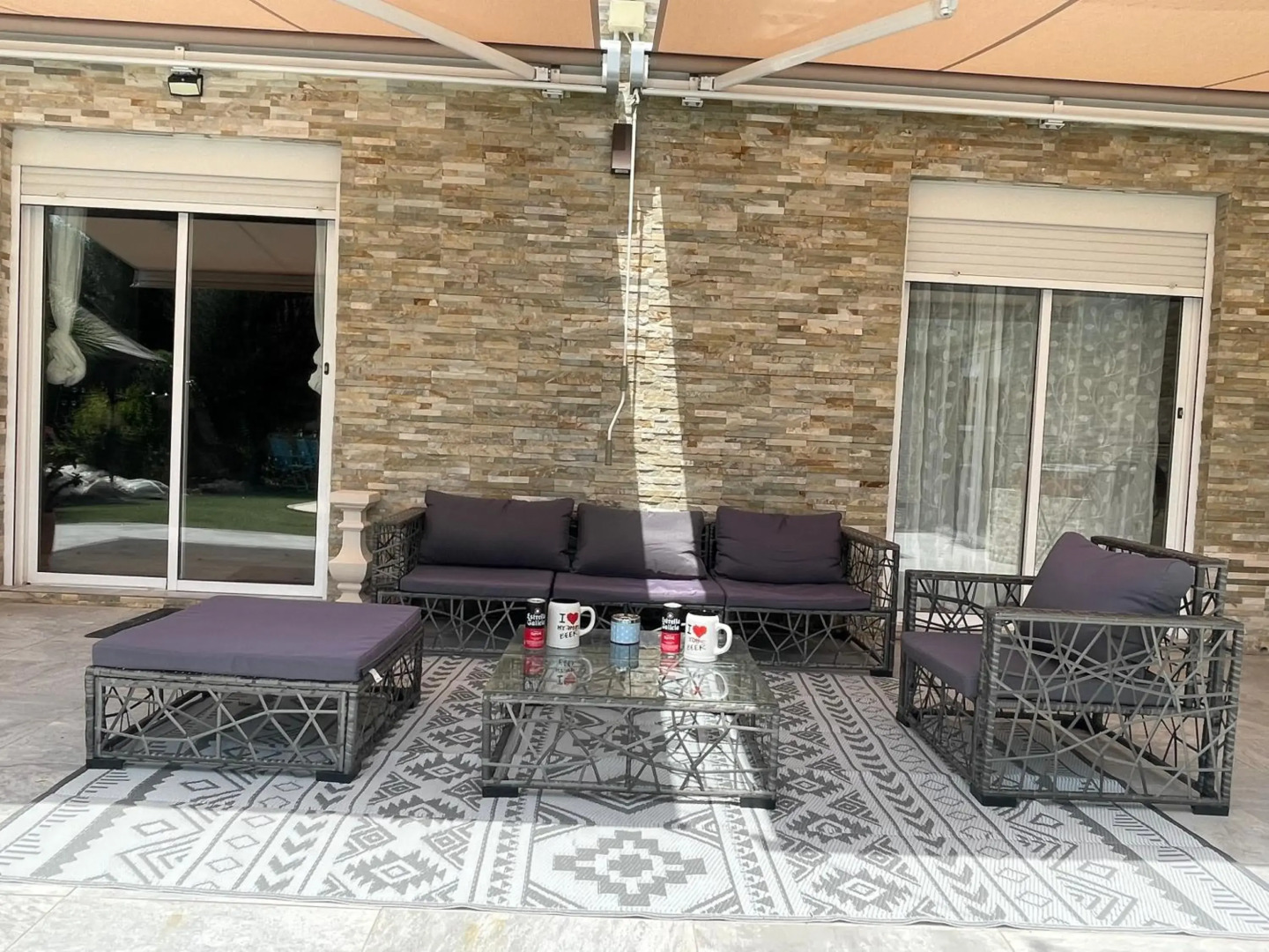 Habitación con cama extra doble más sofa cama apta hasta para 4 personas con baño privado