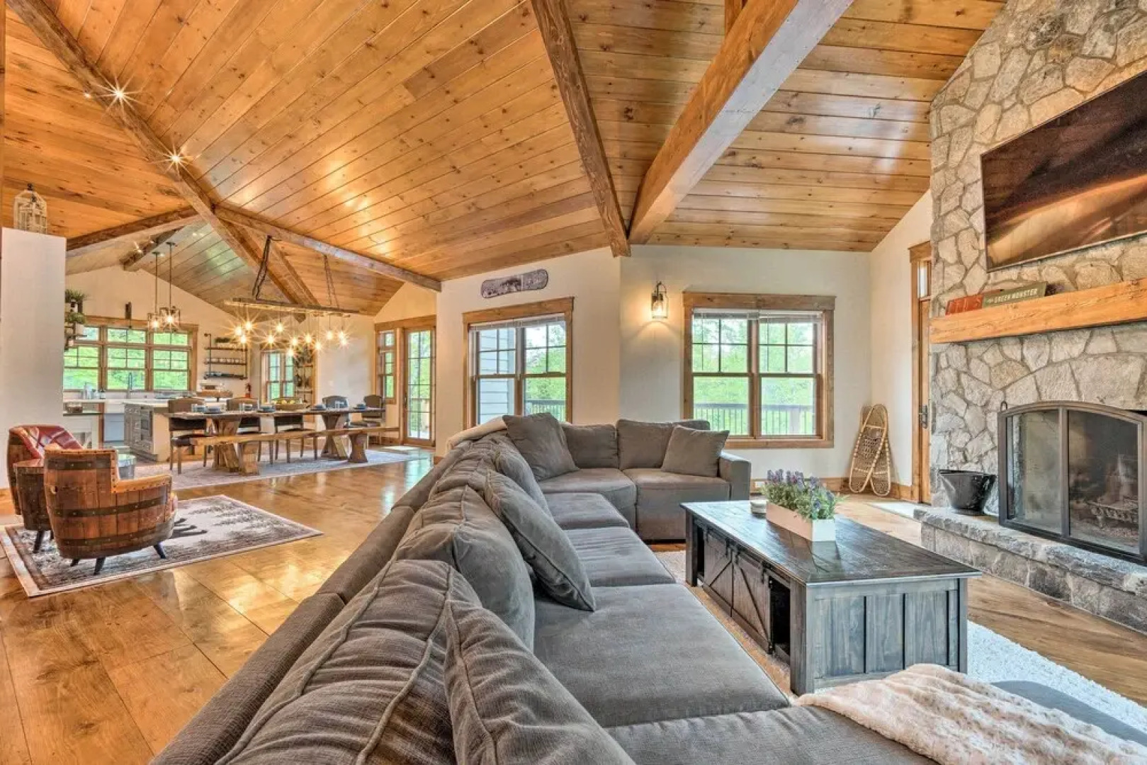 Elegant Mtn Chalet w/ Deck: 1 Mi to Mt Snow!